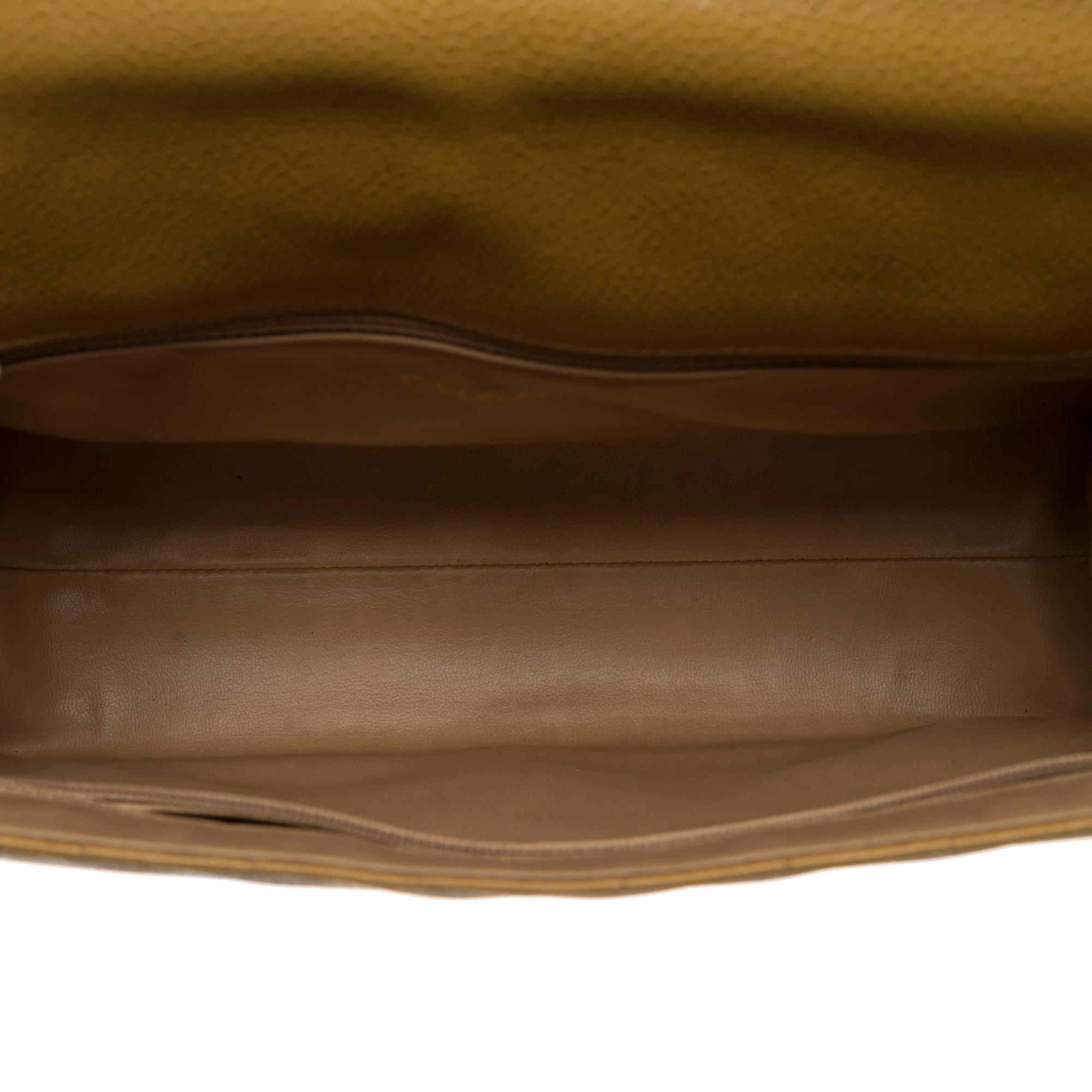 Chanel Classic Flap Umhängetasche aus goldfarbenem Fischgrätenschwanzleder, GHW im Angebot 2