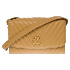 Chanel Classic Flap Umhängetasche aus goldfarbenem Fischgrätenschwanzleder, GHW