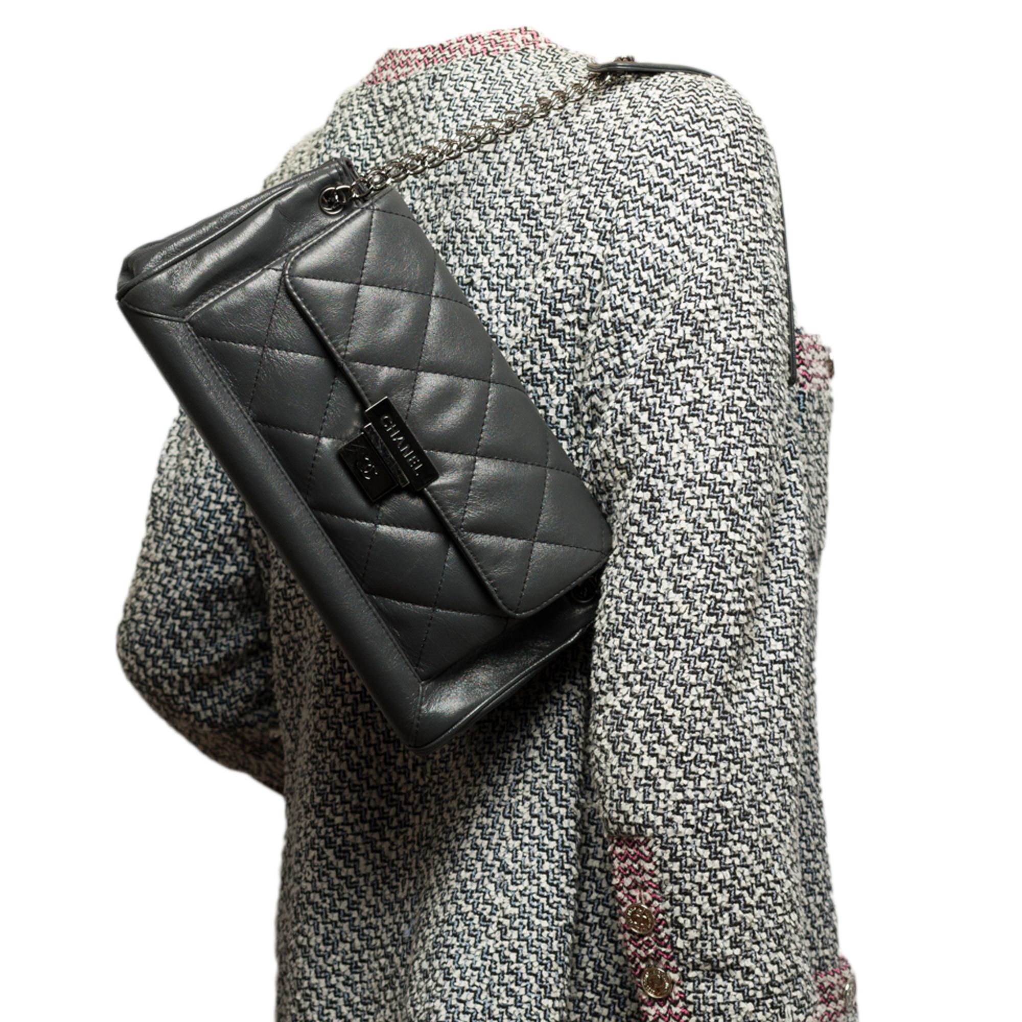 Chanel Classic Flap shoulder bag in grey quilted leather, SHW 4