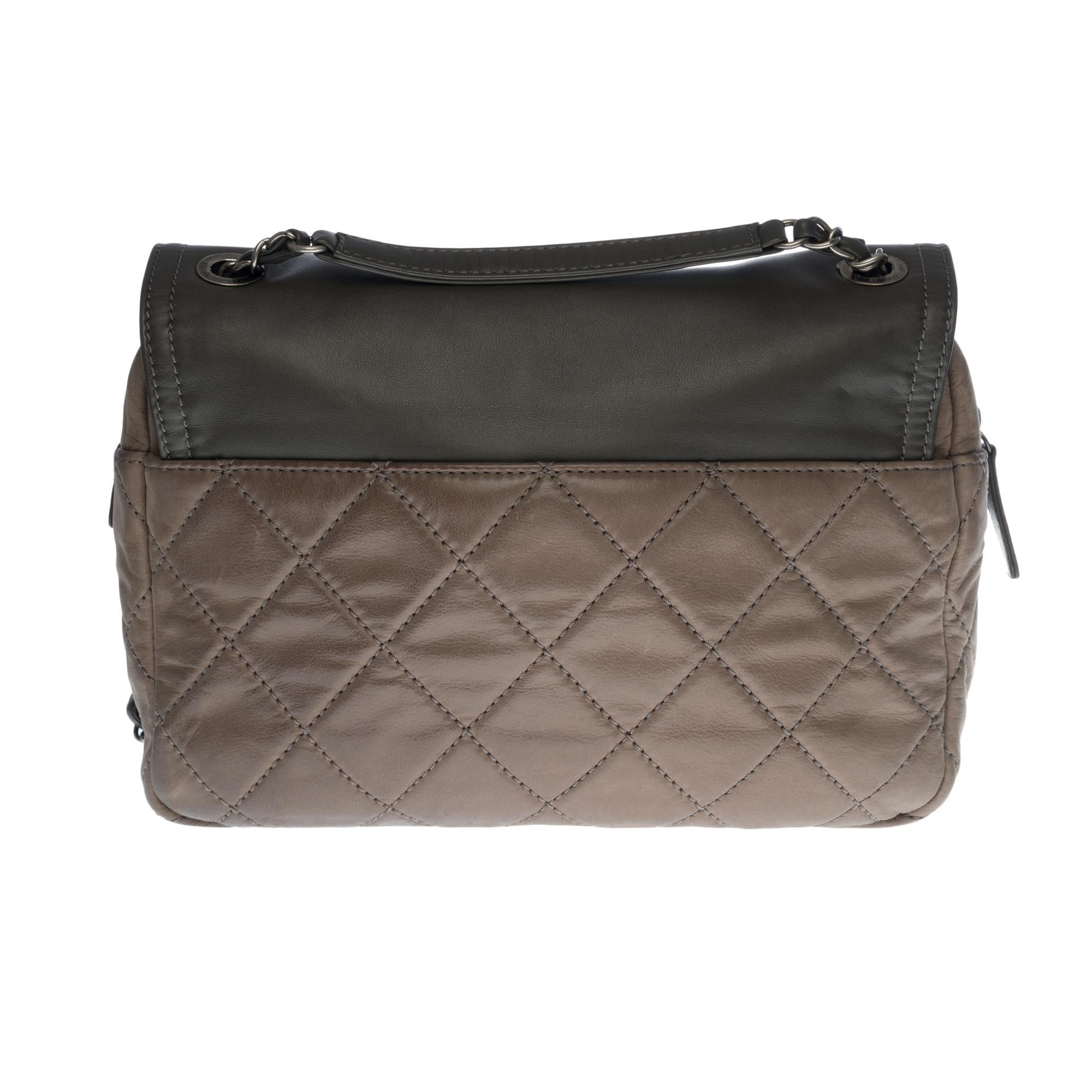 The practical Chanel Classique Flap bag in grey semi-quilted leather, antique silver metal hardware, 1 silver metal chain handle intertwined with grey leather for a hand, shoulder or shoulder strap
Black canvas interior
Flap closure with CC