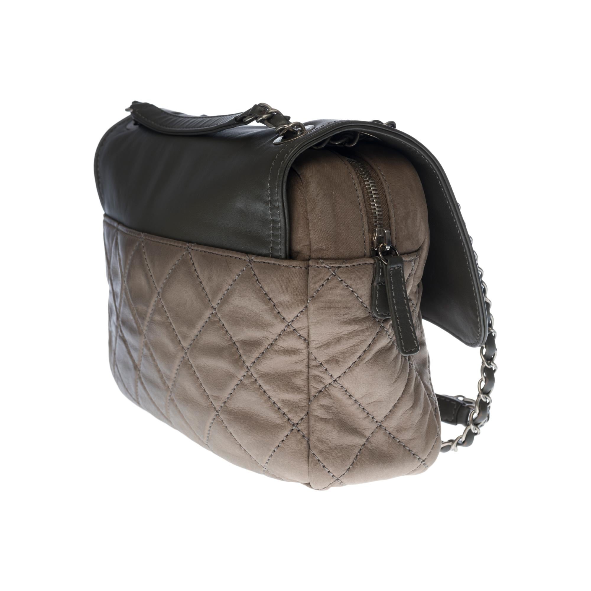 Black Chanel Classic Flap shoulder bag in grey semi-quilted leather, SHW