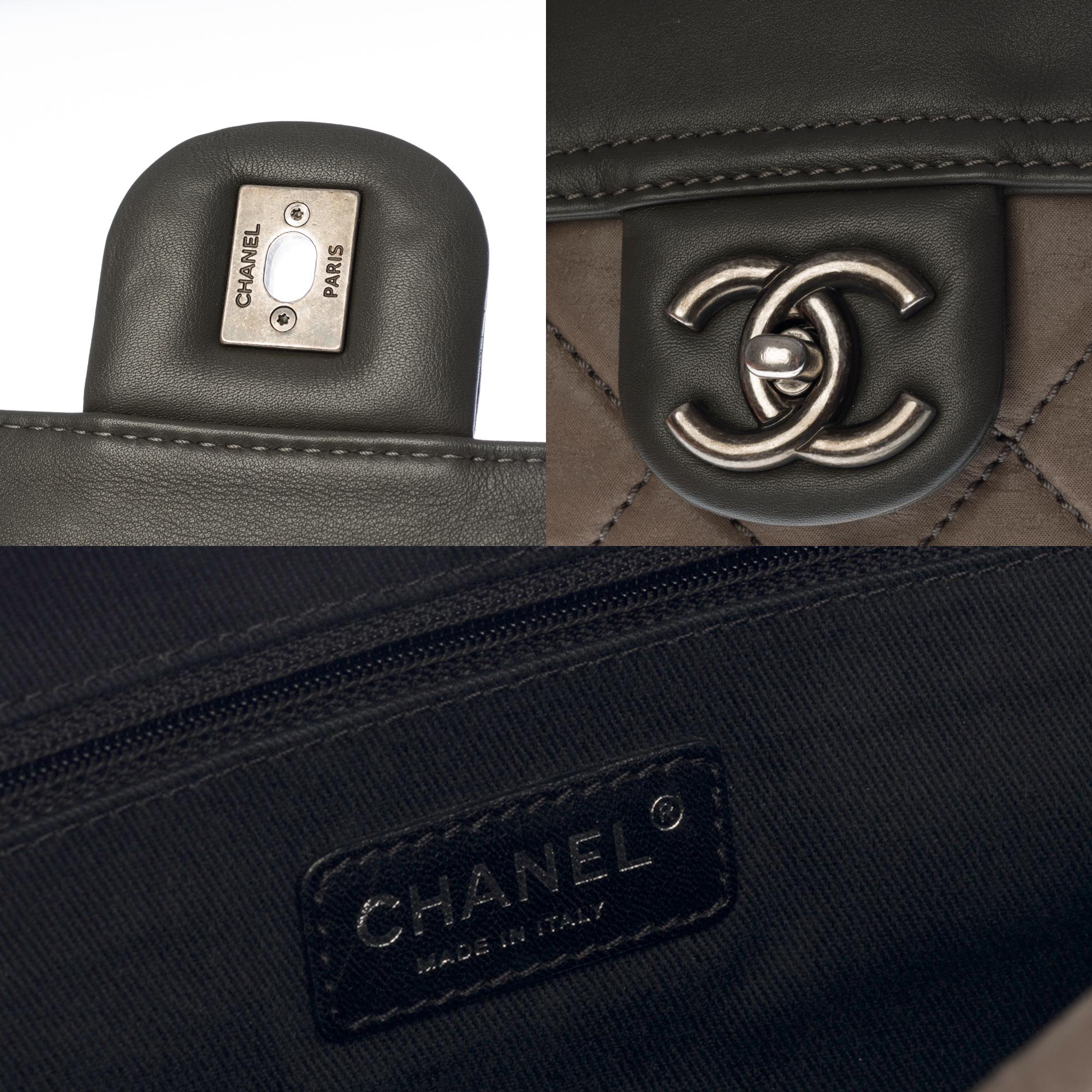 Chanel Classic Flap shoulder bag in grey semi-quilted leather, SHW In Excellent Condition In Paris, IDF