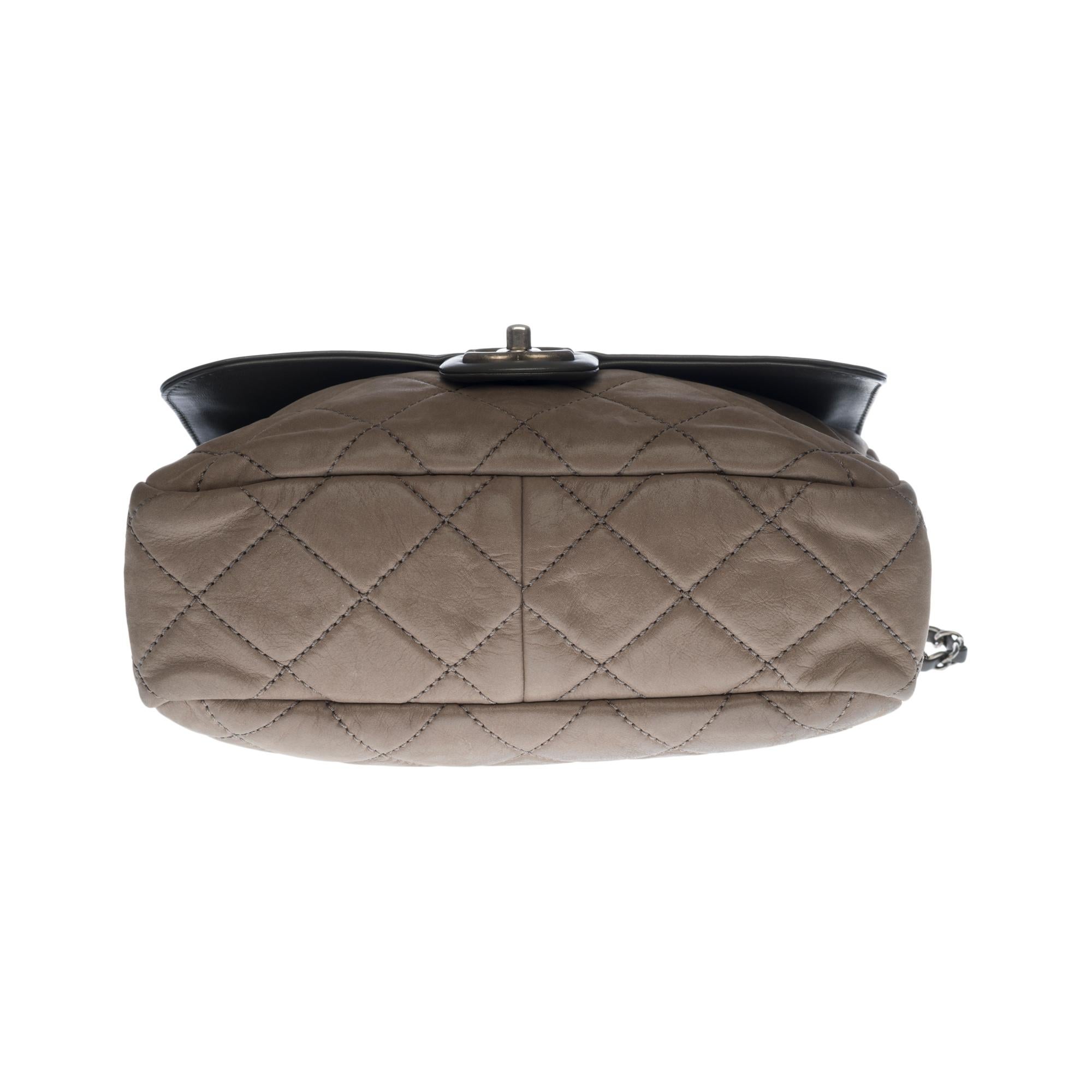 Chanel Classic Flap shoulder bag in grey semi-quilted leather, SHW 3