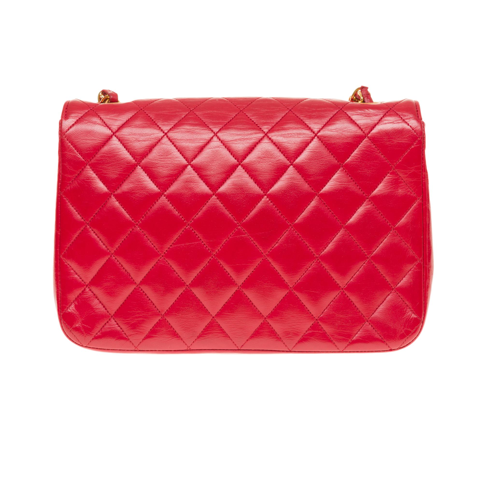 Splendid Chanel Classique shoulder bag with red quilted leather flap, gold-tone metal hardware, a gold-tone metal chain handle intertwined with red leather for shoulder support .
CC logo closure in gold metal on flap.
Lining in red leather, one zip