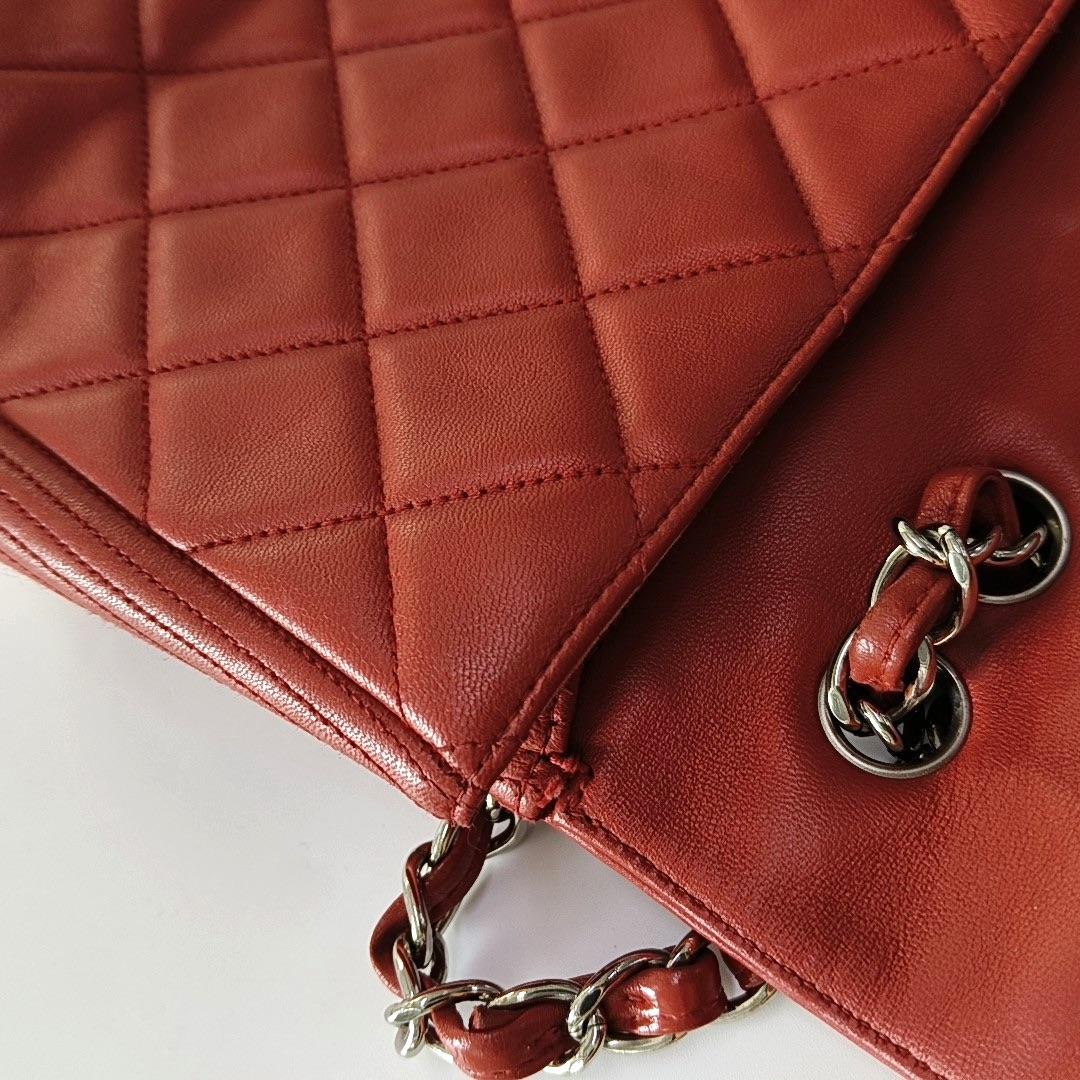 Chanel Classic Flap Einzelne Klappe Großes Rotes Lammfell Leder Silberne Hardware im Angebot 8