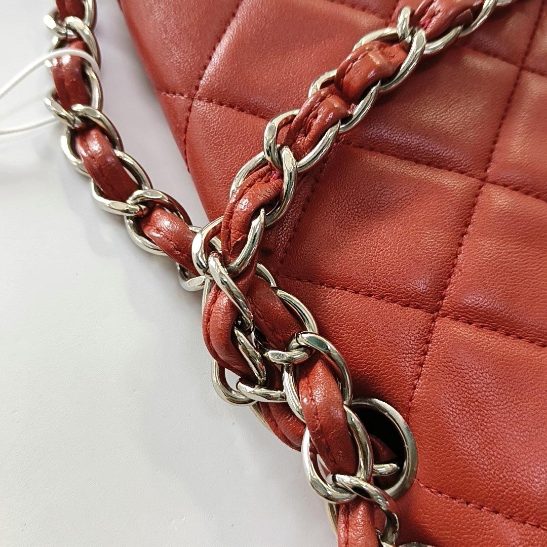 Chanel Classic Flap Einzelne Klappe Großes Rotes Lammfell Leder Silberne Hardware im Angebot 9