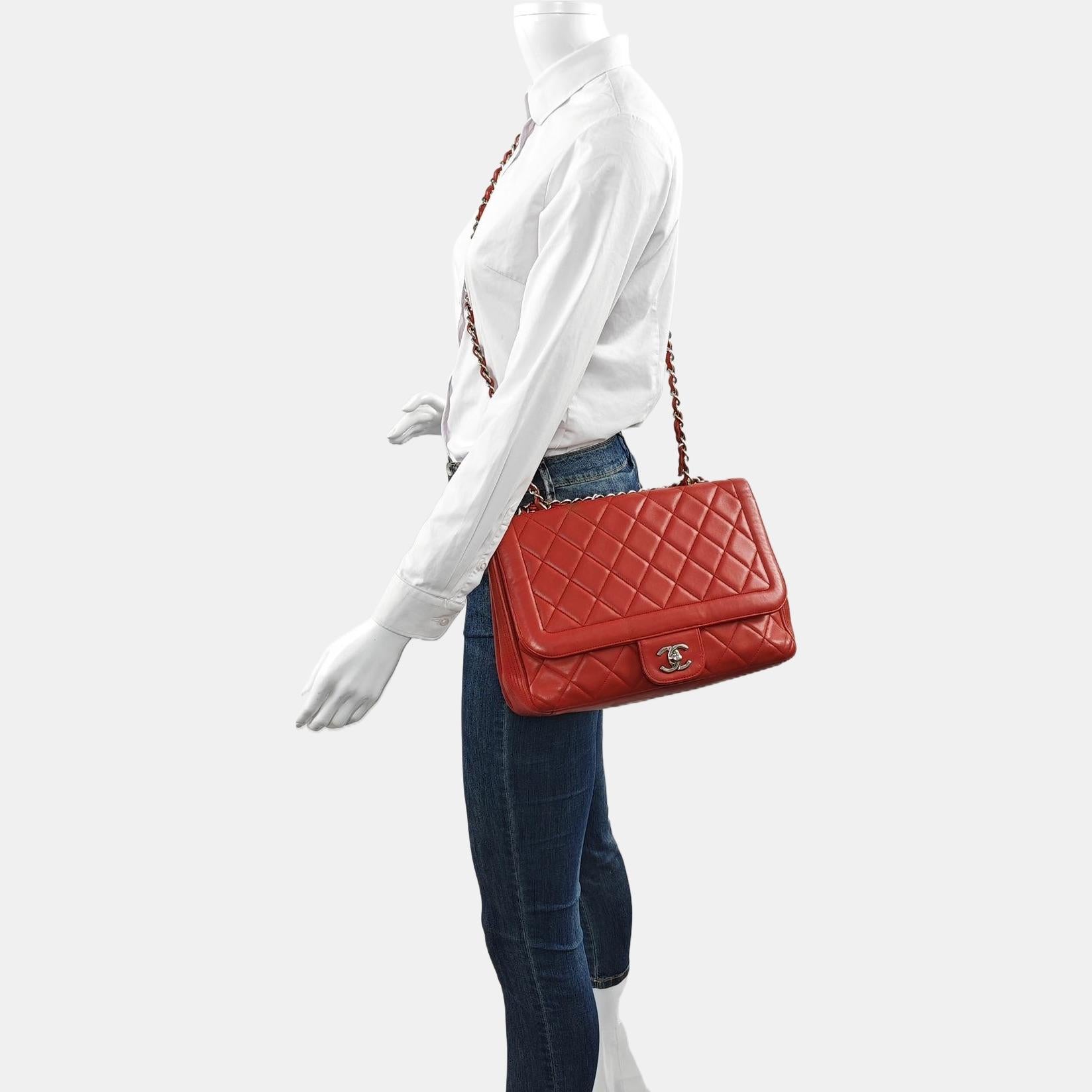 Chanel Classic Flap Einzelne Klappe Großes Rotes Lammfell Leder Silberne Hardware
Dies sind professionelle Fotos der tatsächlich von Luxbags angebotenen Tasche.
Zustand: SEHR GUT.
Insgesamt leichte Gebrauchsspuren. Kratzer auf Leder und Hardware.