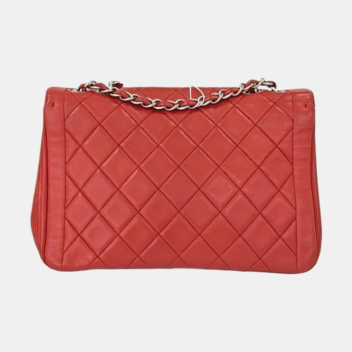 Chanel Classic Flap Einzelne Klappe Großes Rotes Lammfell Leder Silberne Hardware im Angebot 1