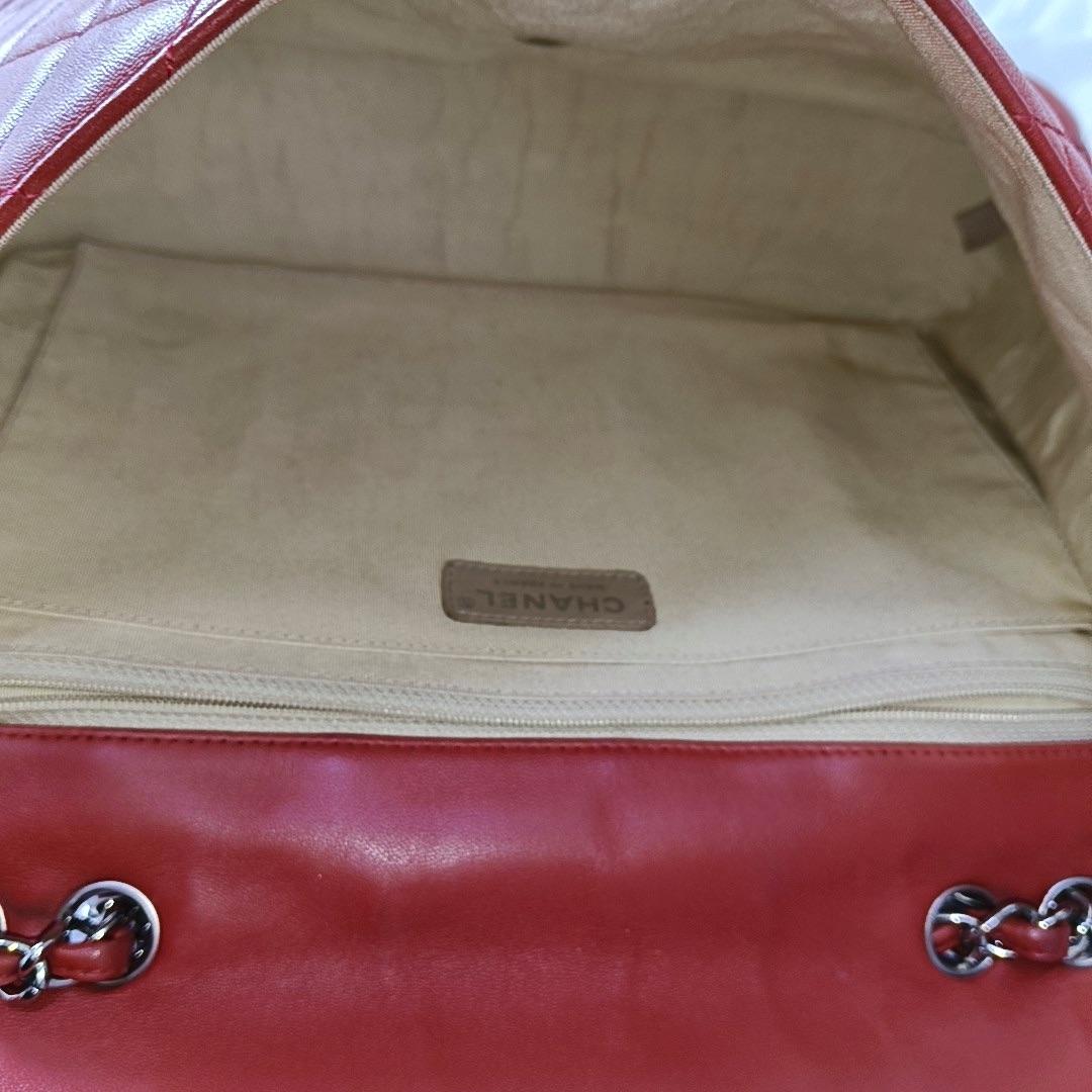 Chanel Classic Flap Einzelne Klappe Großes Rotes Lammfell Leder Silberne Hardware im Angebot 3