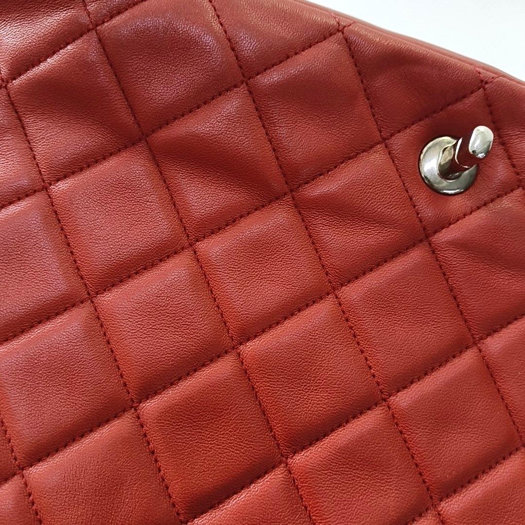 Chanel Classic Flap Einzelne Klappe Großes Rotes Lammfell Leder Silberne Hardware im Angebot 4