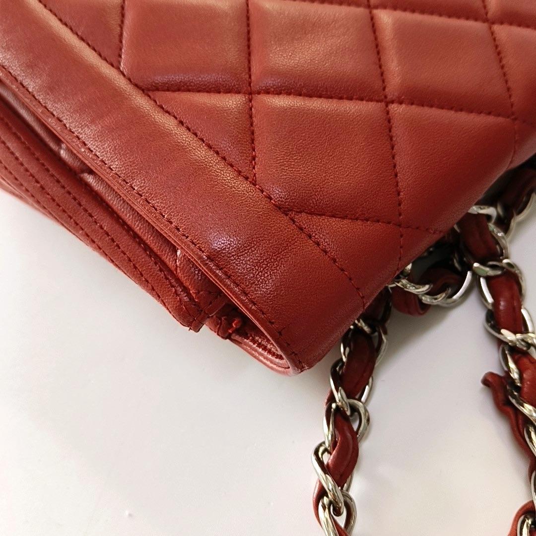 Chanel Classic Flap Einzelne Klappe Großes Rotes Lammfell Leder Silberne Hardware im Angebot 5