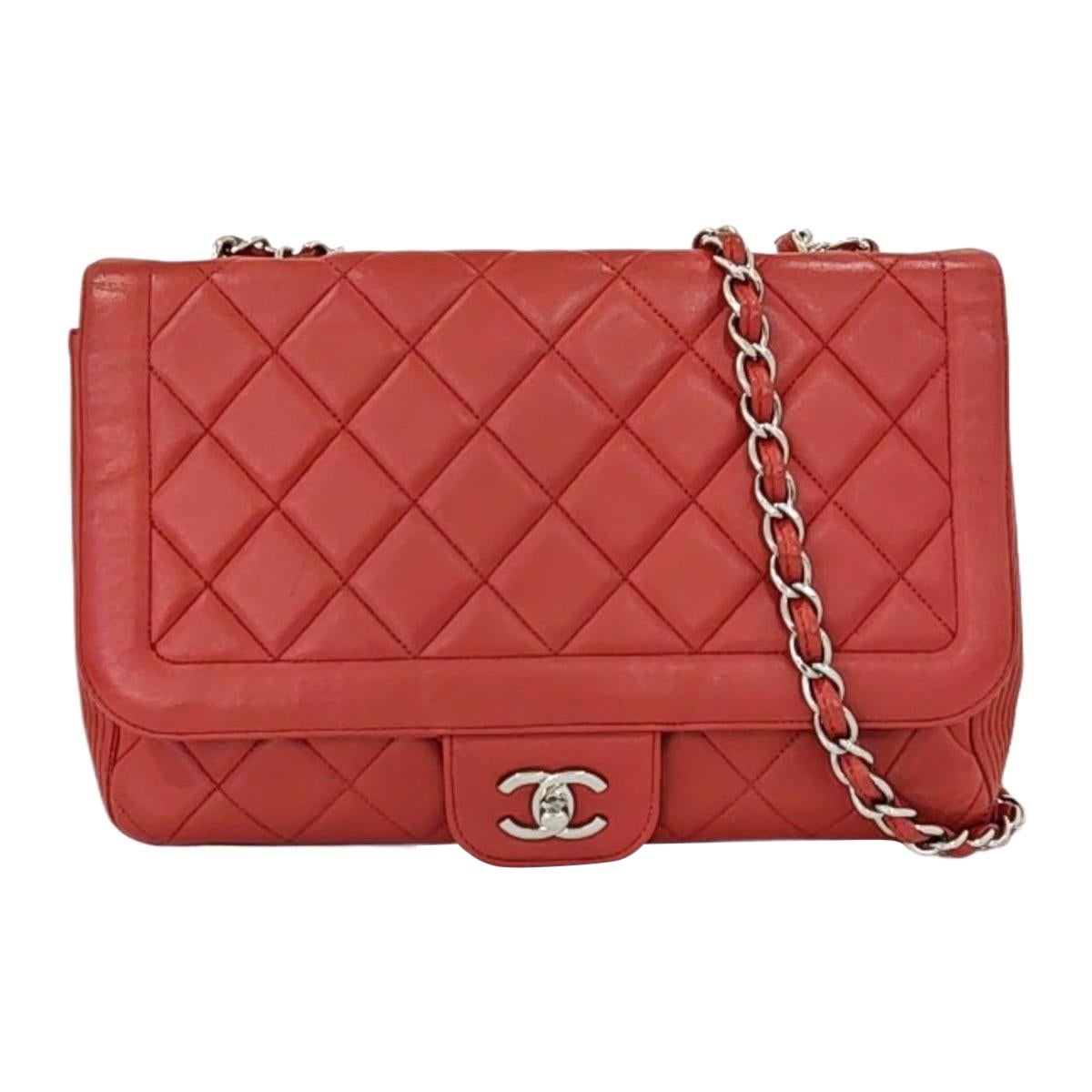 Chanel Classic Flap Einzelne Klappe Großes Rotes Lammfell Leder Silberne Hardware im Angebot