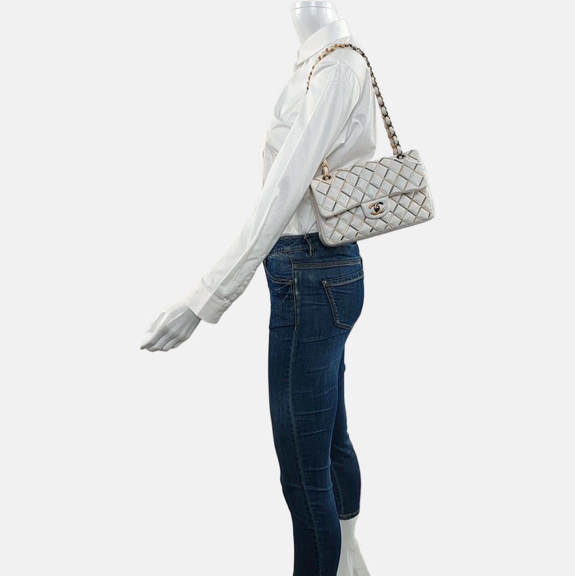 Chanel Classic Flap Small Bag Pelle d'agnello bianca Hardware oro e argento Stitch selvaggio 2020
Queste sono foto professionali della borsa offerta da Luxbags.
CONDIZIONE: ECCELLENTE
Sfregamenti intorno agli angoli e al retro della borsa, cinghie.