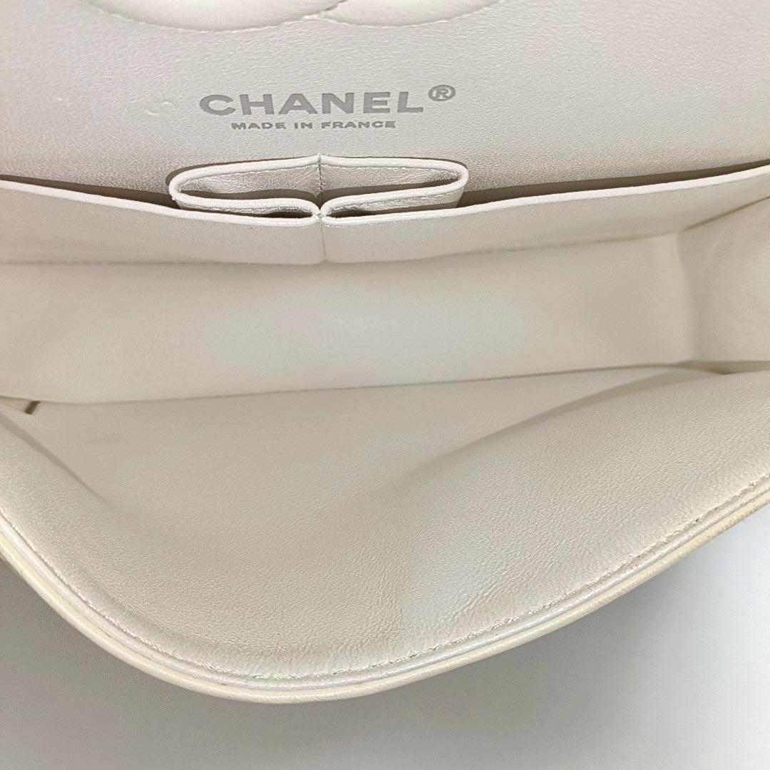 Chanel Classic Flap Small Bag Pelle d'agnello bianca Oro Argento Hardware Wild Stitch by Stitch in vendita 2