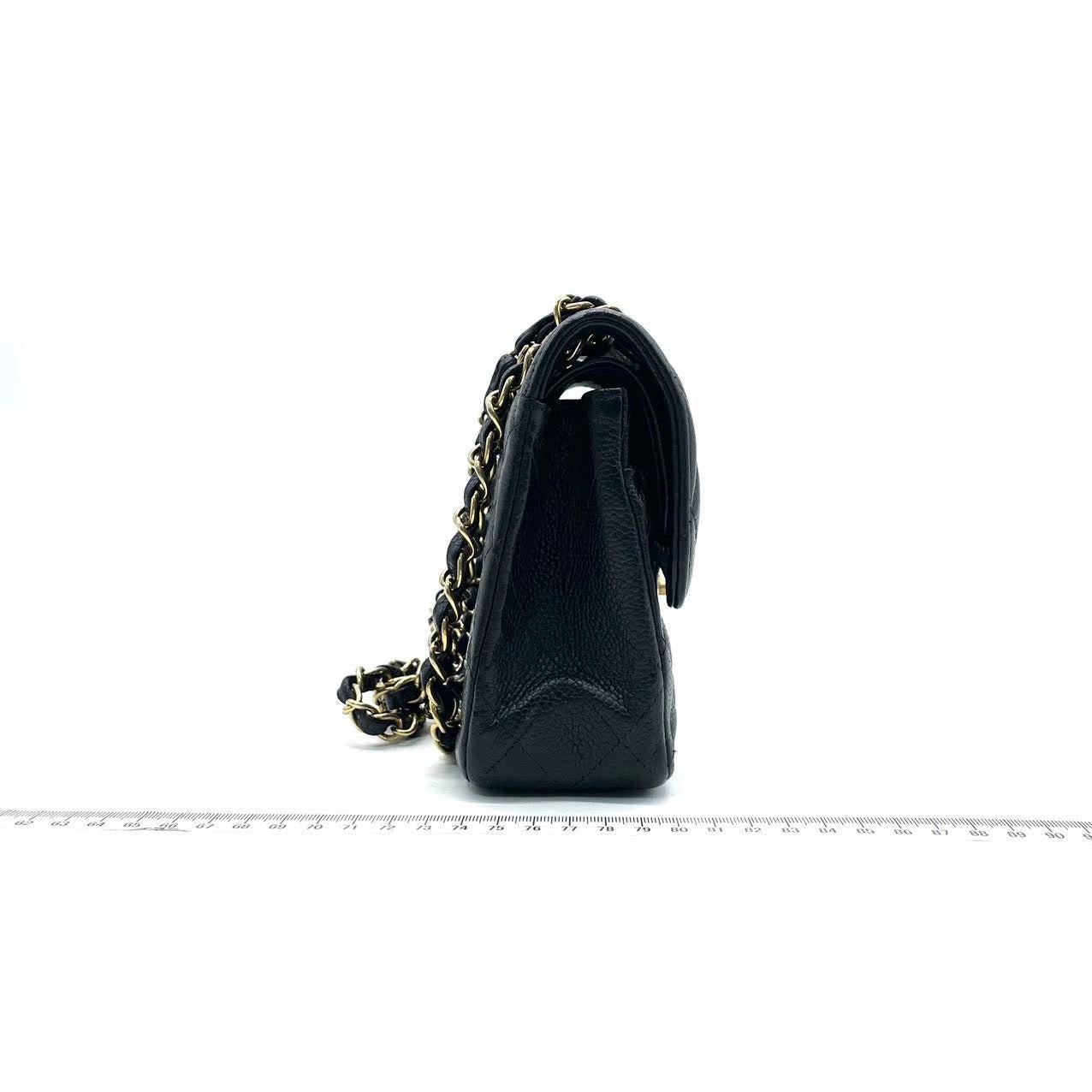 Chanel Classic Flap Small Black Caviar Leather with 24k Gold Hardware, 2004-2005 In Excellent Condition In AUBERVILLIERS, FR