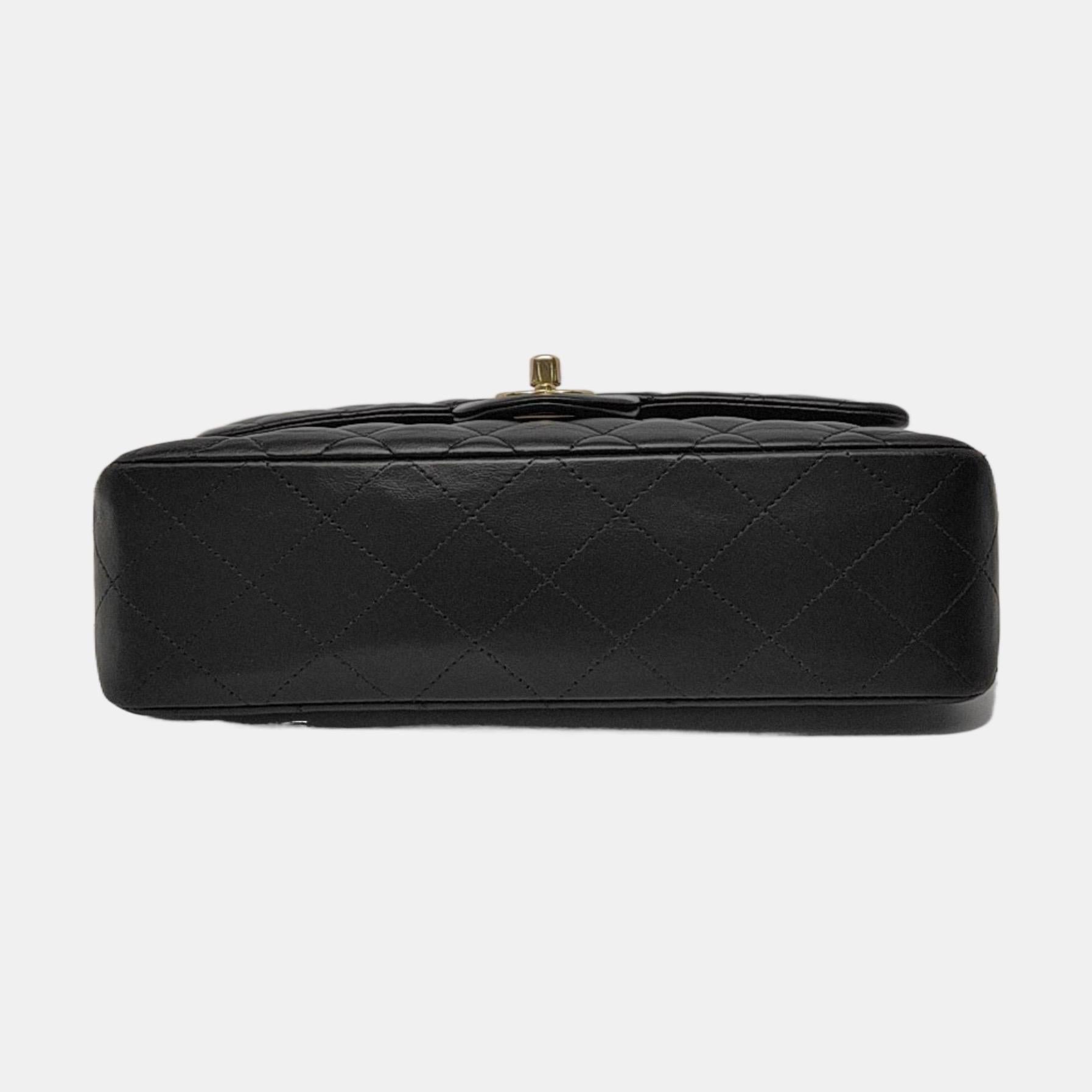 Chanel Classic Flap Small Black Lambskin Leather Gold Hardware In Good Condition For Sale In AUBERVILLIERS, FR