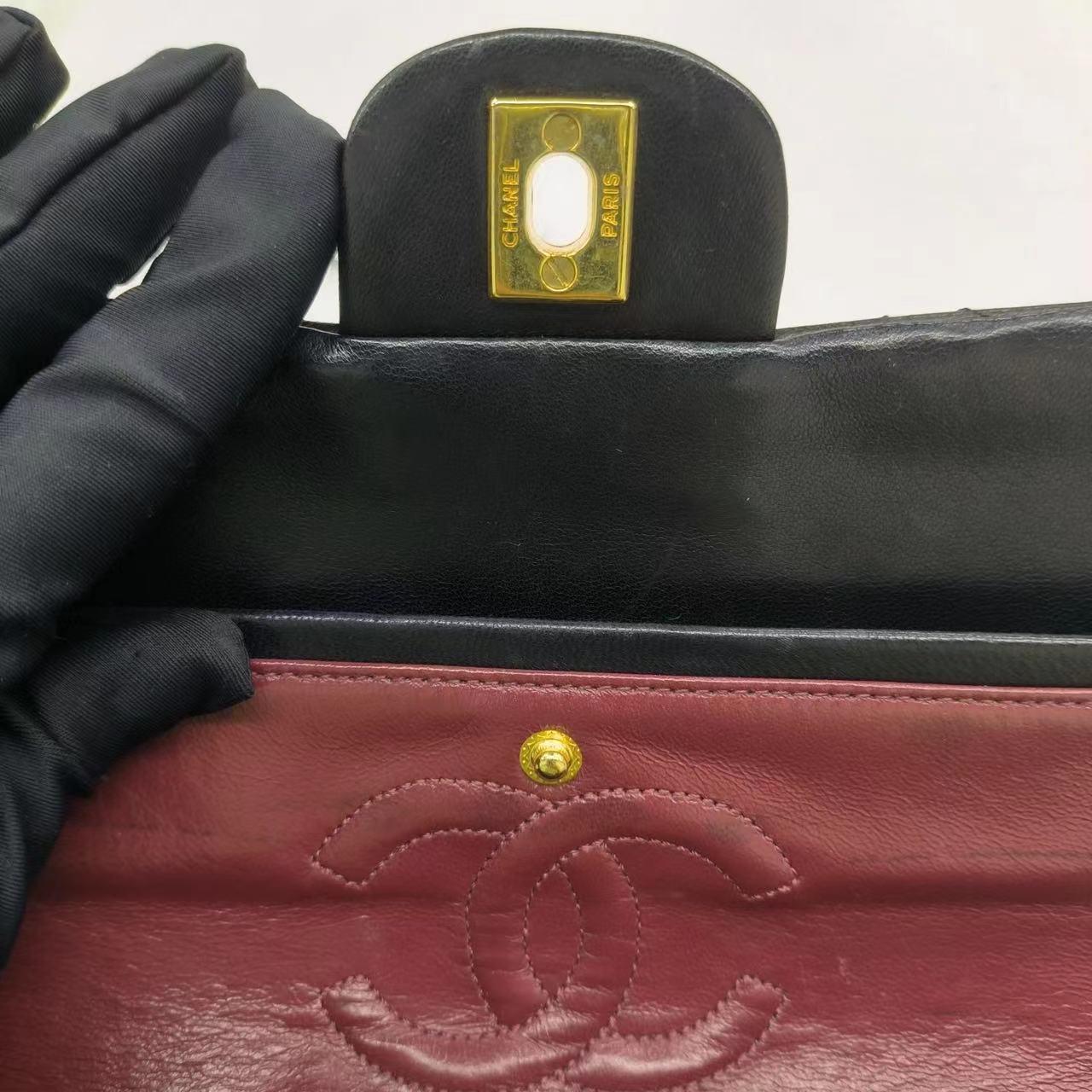 Chanel Classic Flap Small Schwarzes Lammleder mit 24k Gold Hardware im Angebot 7