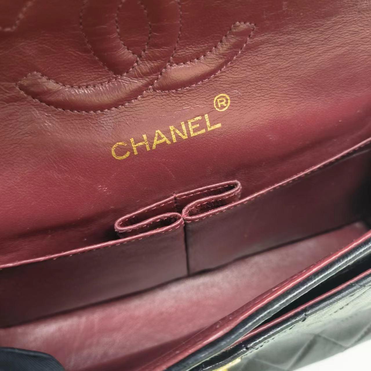 Chanel Classic Flap Small Schwarzes Lammleder mit 24k Gold Hardware im Angebot 8