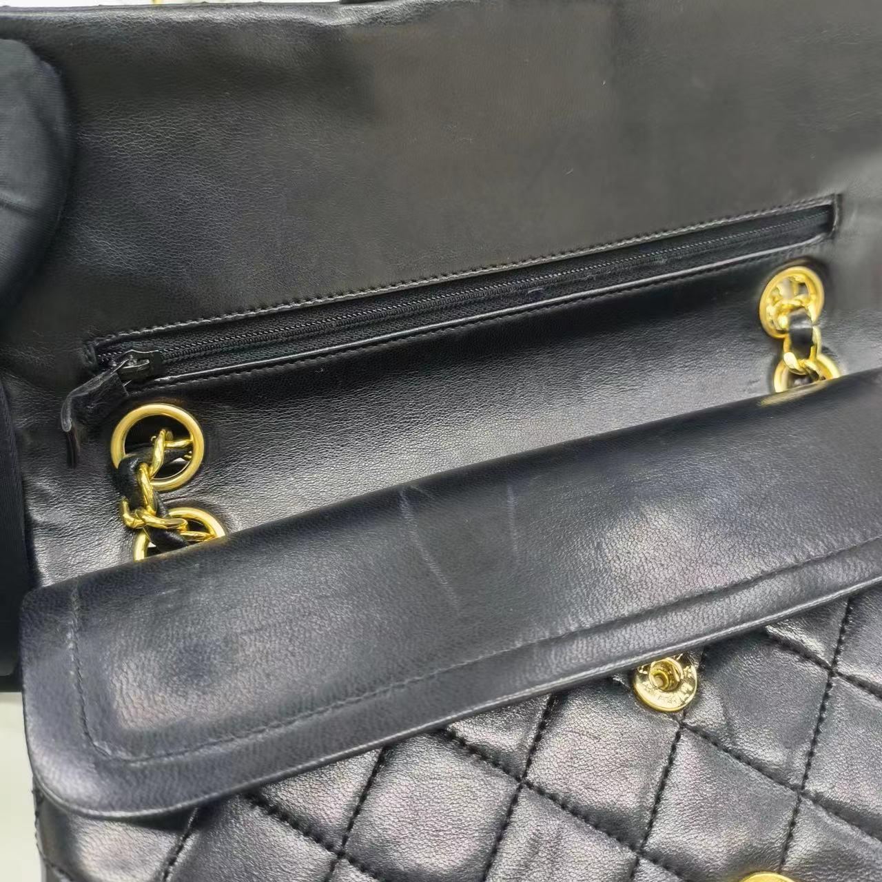 Chanel Classic Flap Small Schwarzes Lammleder mit 24k Gold Hardware im Angebot 10