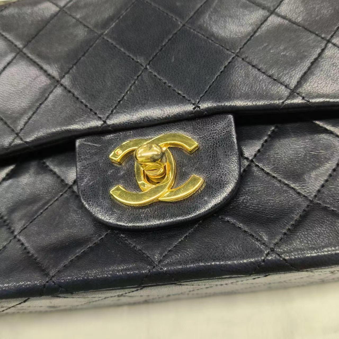 Chanel Classic Flap Small Schwarzes Lammleder mit 24k Gold Hardware im Angebot 15