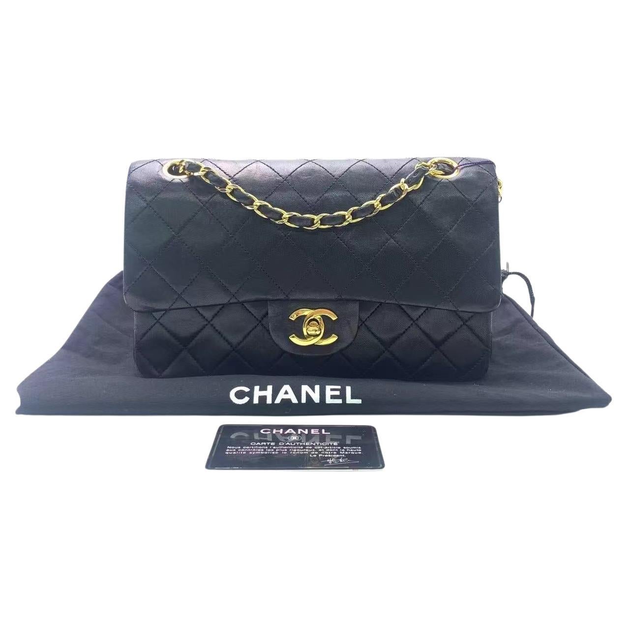Chanel Classic Flap Small Schwarzes Lammleder mit 24k Gold Hardware im Angebot