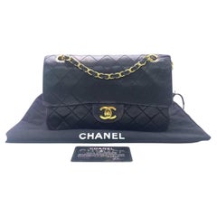 Chanel Classic Flap Small Cuir d'agneau noir avec accessoires en or 24k