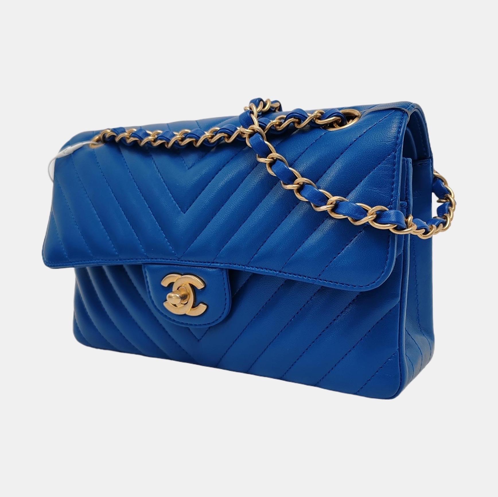 Chanel Classic Flap Small Chevron Stitching Royal Blue Lambskin Leather Gold Har en Excelente estado para la venta en AUBERVILLIERS, FR