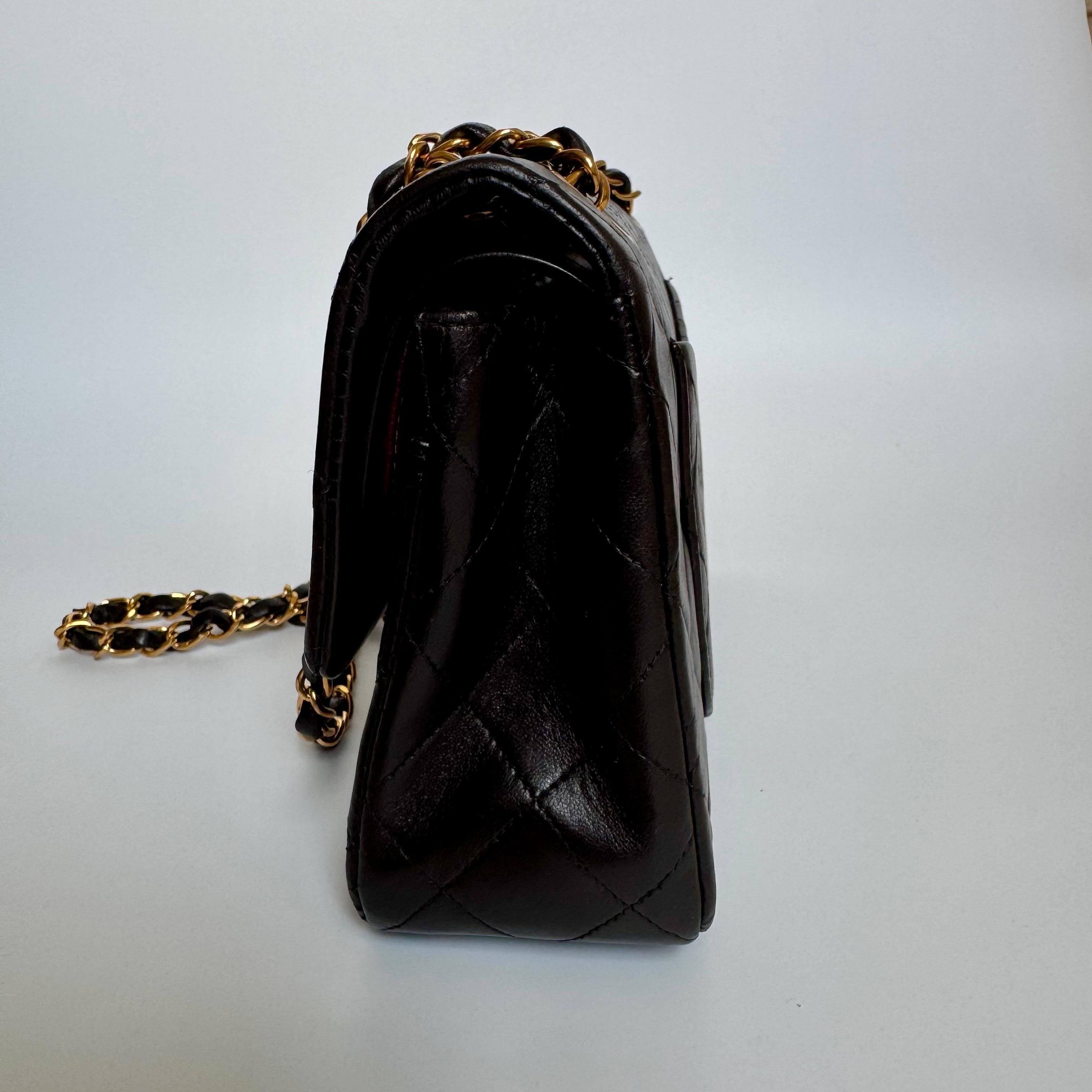 Chanel Classic Flap Small Dark Chocolate Brown Lambskin Leather with 24k GHW In Good Condition For Sale In AUBERVILLIERS, FR