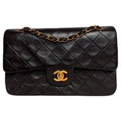Chanel Classic Flap Small in pelle d'agnello marrone cioccolato scuro con GHW 24k
