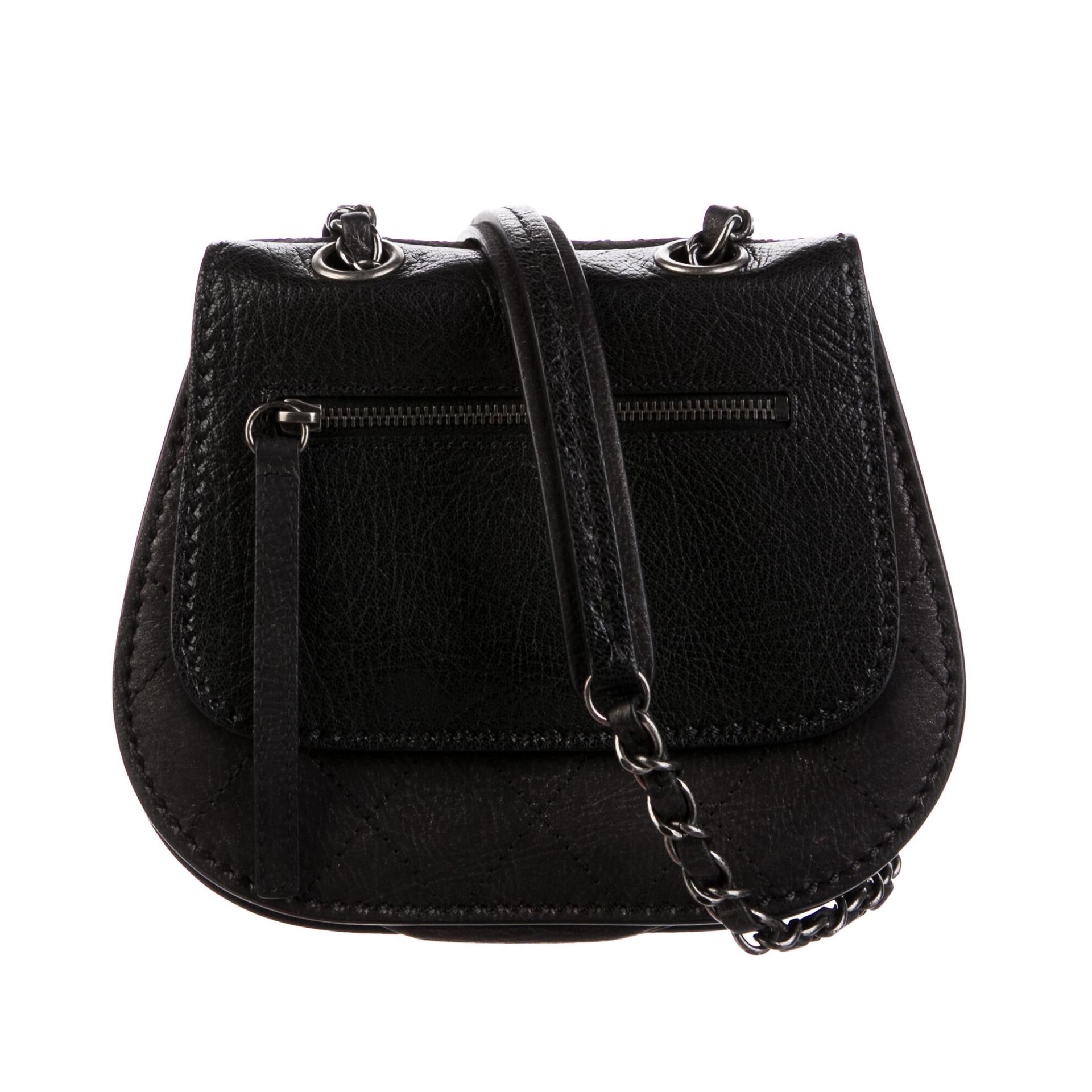 Noir Chanel - Petit sac à rabat classique en cuir noir matelassé « Mini Saddle » en vente