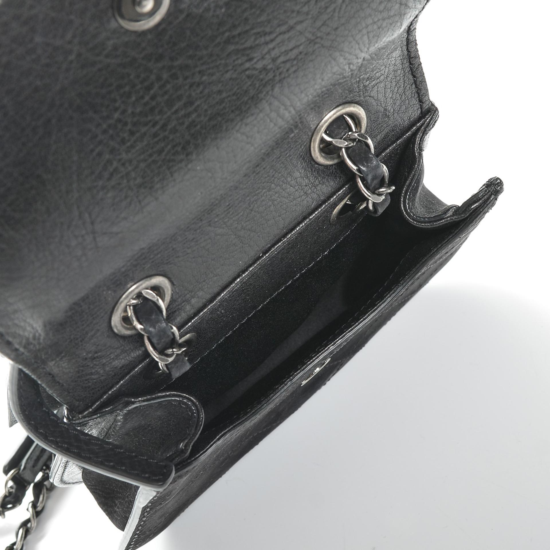 Chanel - Petit sac à rabat classique en cuir noir matelassé « Mini Saddle » en vente 1