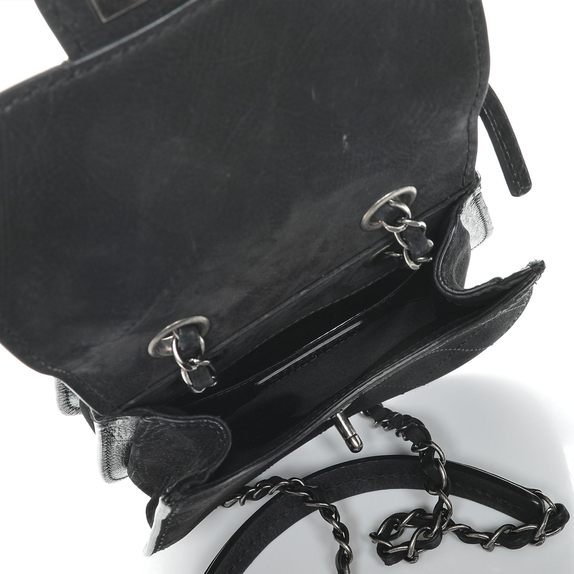 Chanel - Petit sac à rabat classique en cuir noir matelassé « Mini Saddle » en vente 2