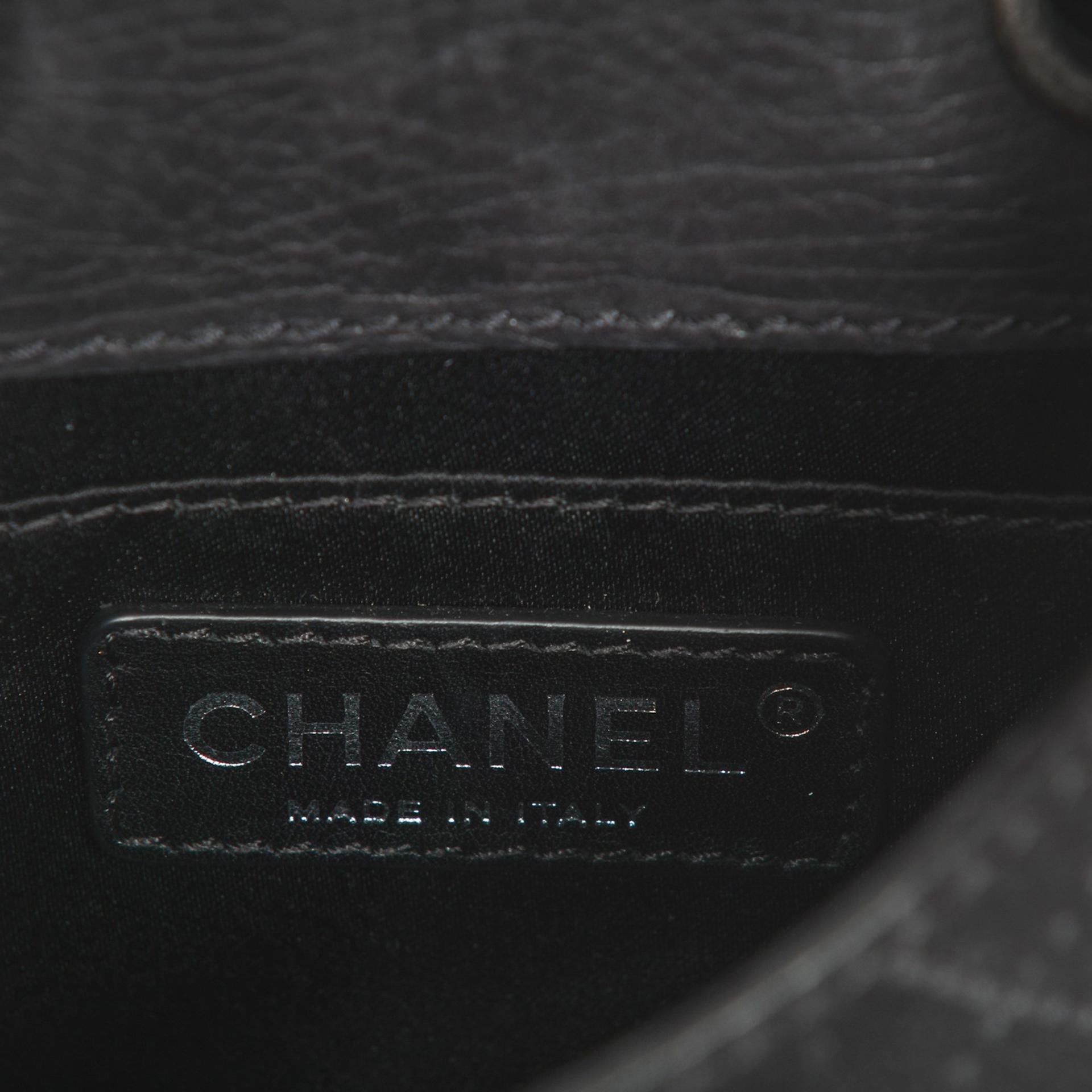 Chanel - Petit sac à rabat classique en cuir noir matelassé « Mini Saddle » en vente 3