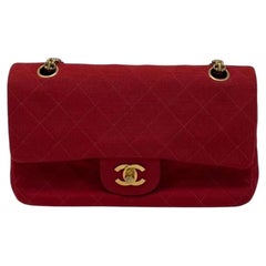 Bolso Chanel Classic Flap pequeño, de tela roja, con doble solapa y herrajes vintage de oro de 24k