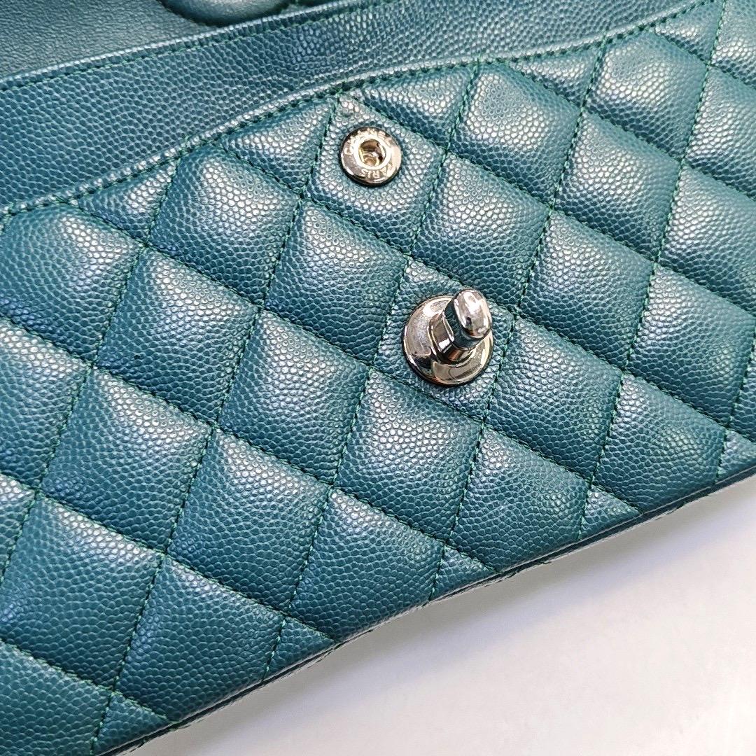 Chanel Classic Flap Small in pelle di caviale verde acqua con finiture in argento, 2019 in vendita 5