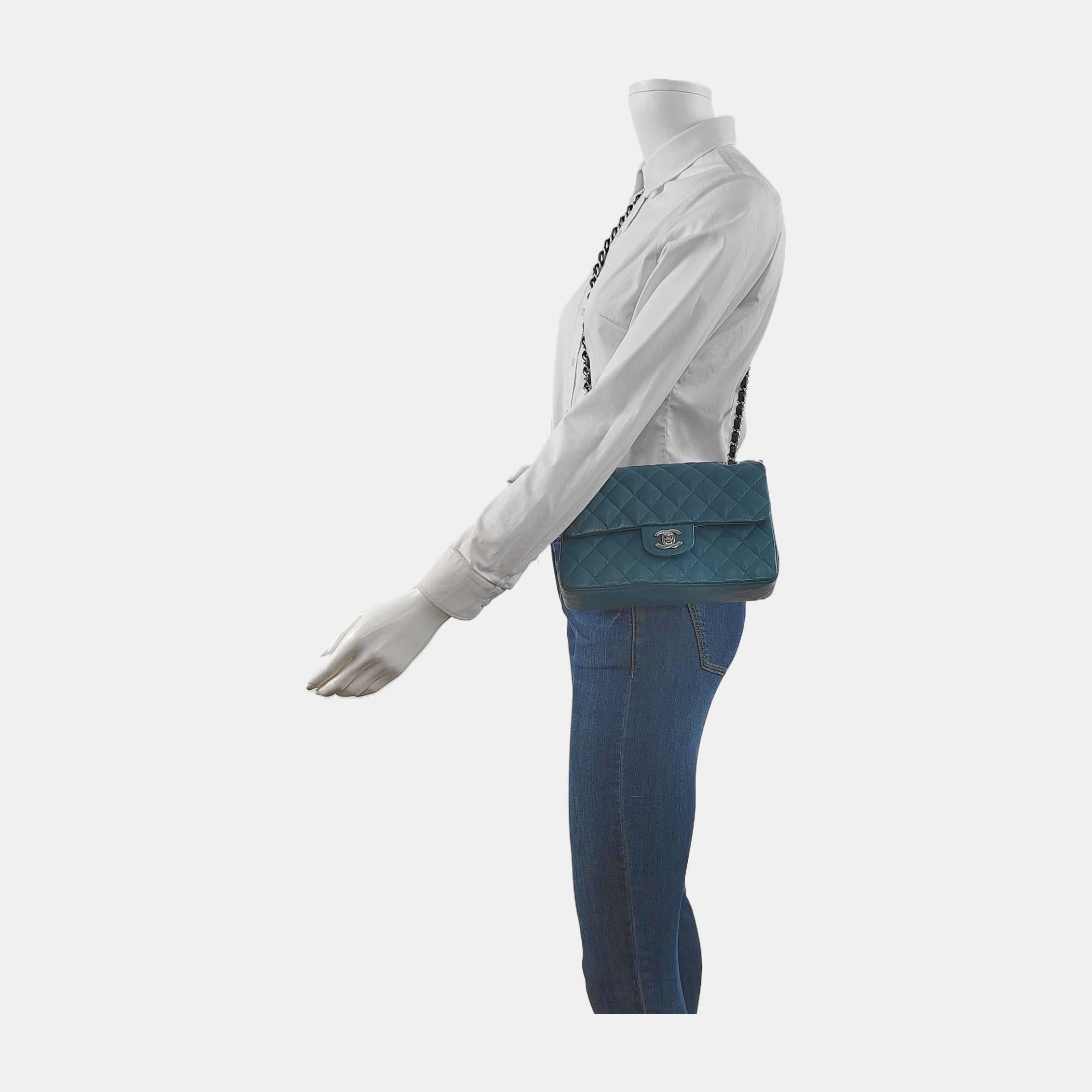 CONDIZIONE: ECCELLENTE

Questa autentica borsa Chanel è in rare e ottime condizioni originali. La pelle presenta alcune linee di piega nel punto in cui il lembo è piegato e il motivo a grana grossa intorno agli angoli si è un po' attenuato a causa