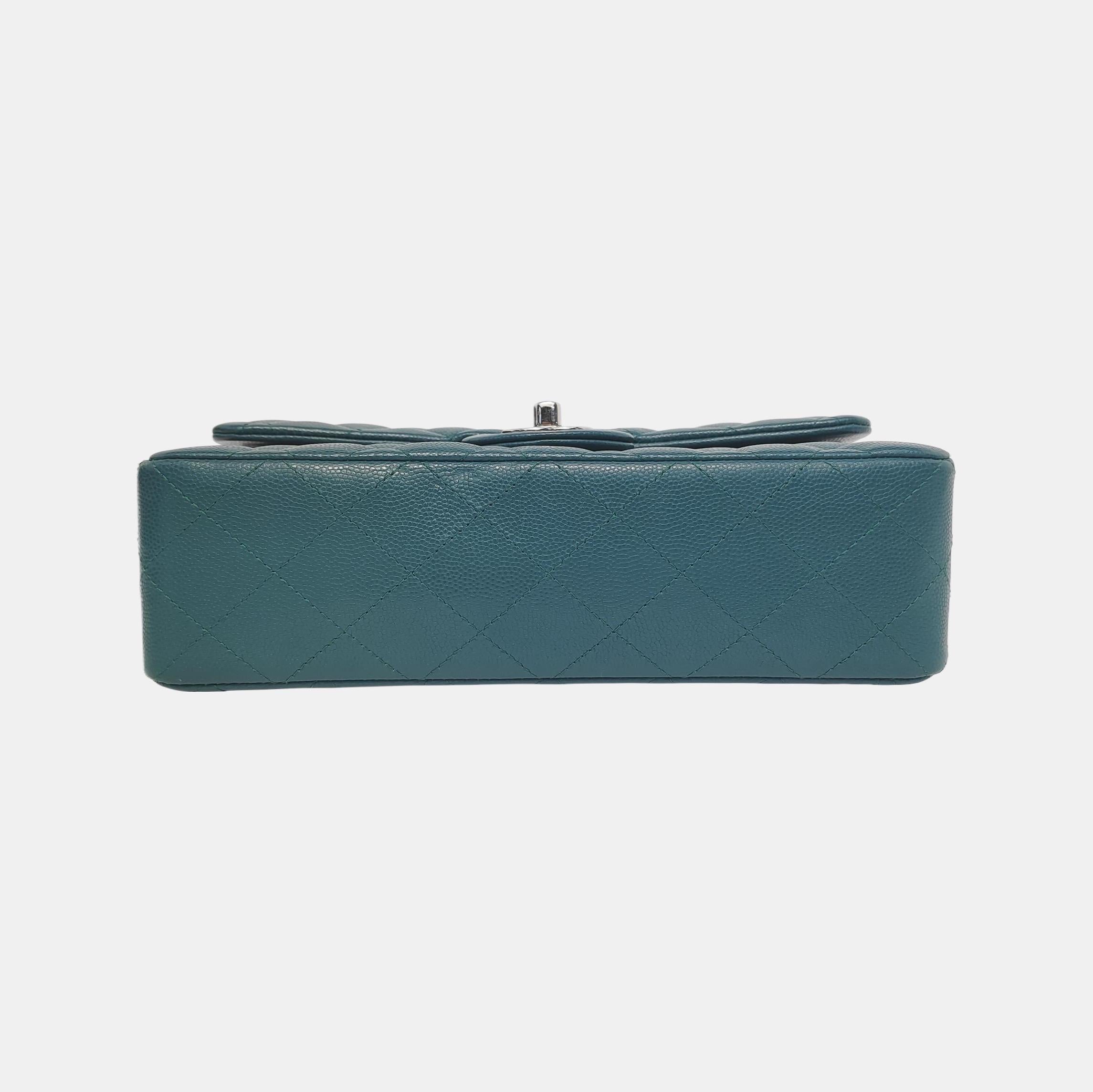 Donna Chanel Classic Flap Small in pelle di caviale verde acqua con finiture in argento, 2019 in vendita
