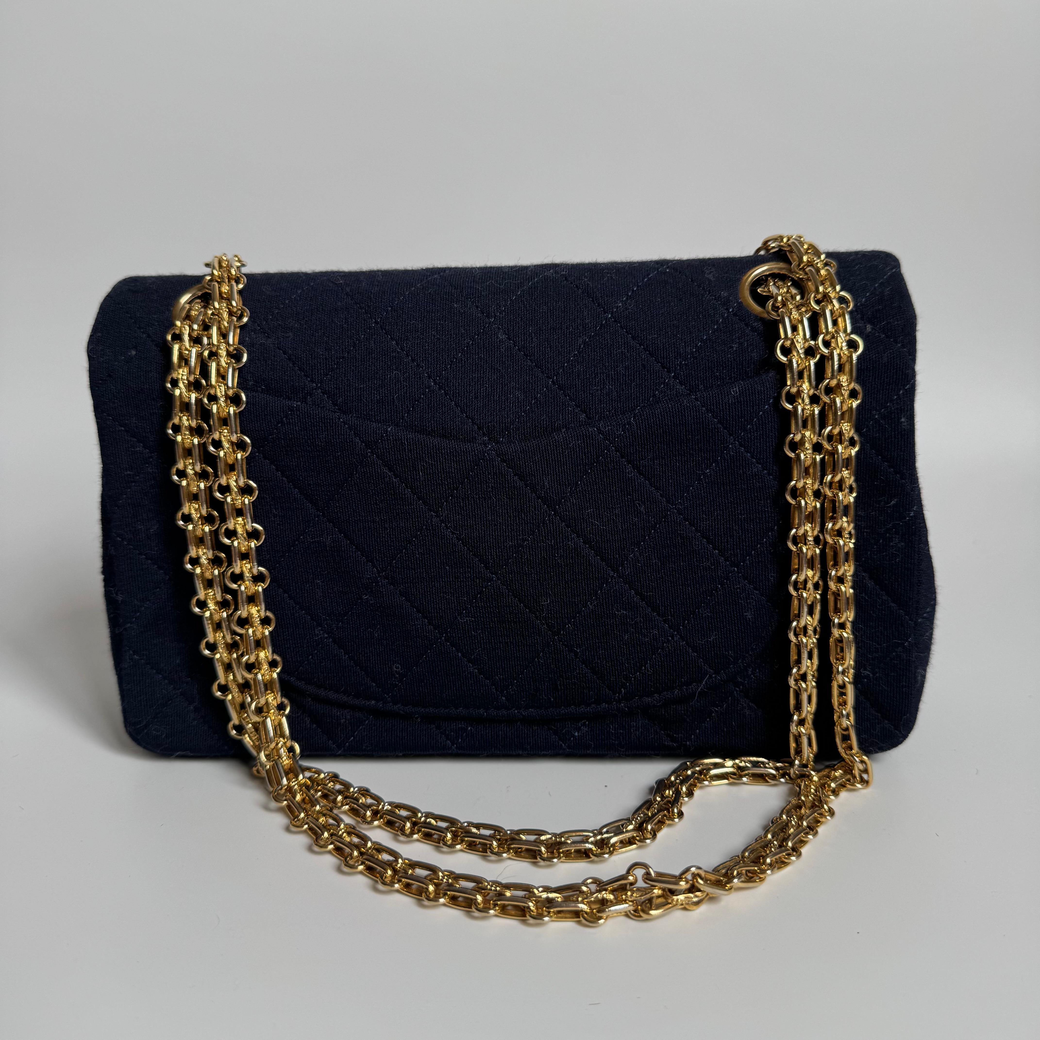 Chanel Classic Flap Small Vintage Navy Fabric 24k Gold Hardware Linked Chain Strap
Dies sind professionelle Fotos der tatsächlich von Luxbags angebotenen Tasche.
ZUSTAND: SEHR GUT
Leichte Bereibung an den Ecken, aber keine blanken Stellen. Leichte