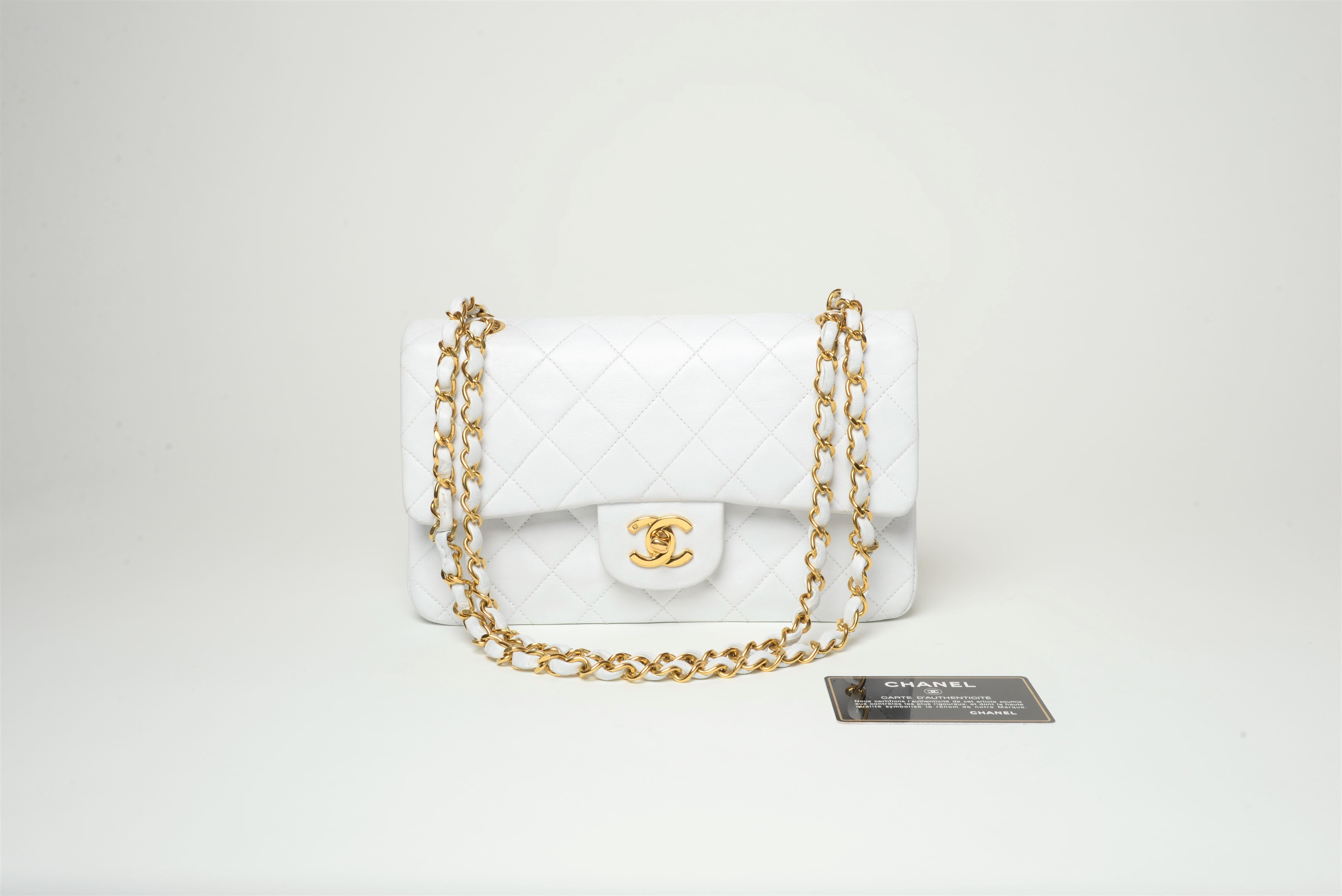 From the collection of SAVINETI we offer this Chanel Classic Flap:
-	Brand: Chanel
-	Model: Classic Double Flap White
-	Year: 1994-1996
-	Code: 3227970
-	Condition: Good
-	Materials: Lambskin leather, 24k gold-plated hardware
-	Extras: Chanel