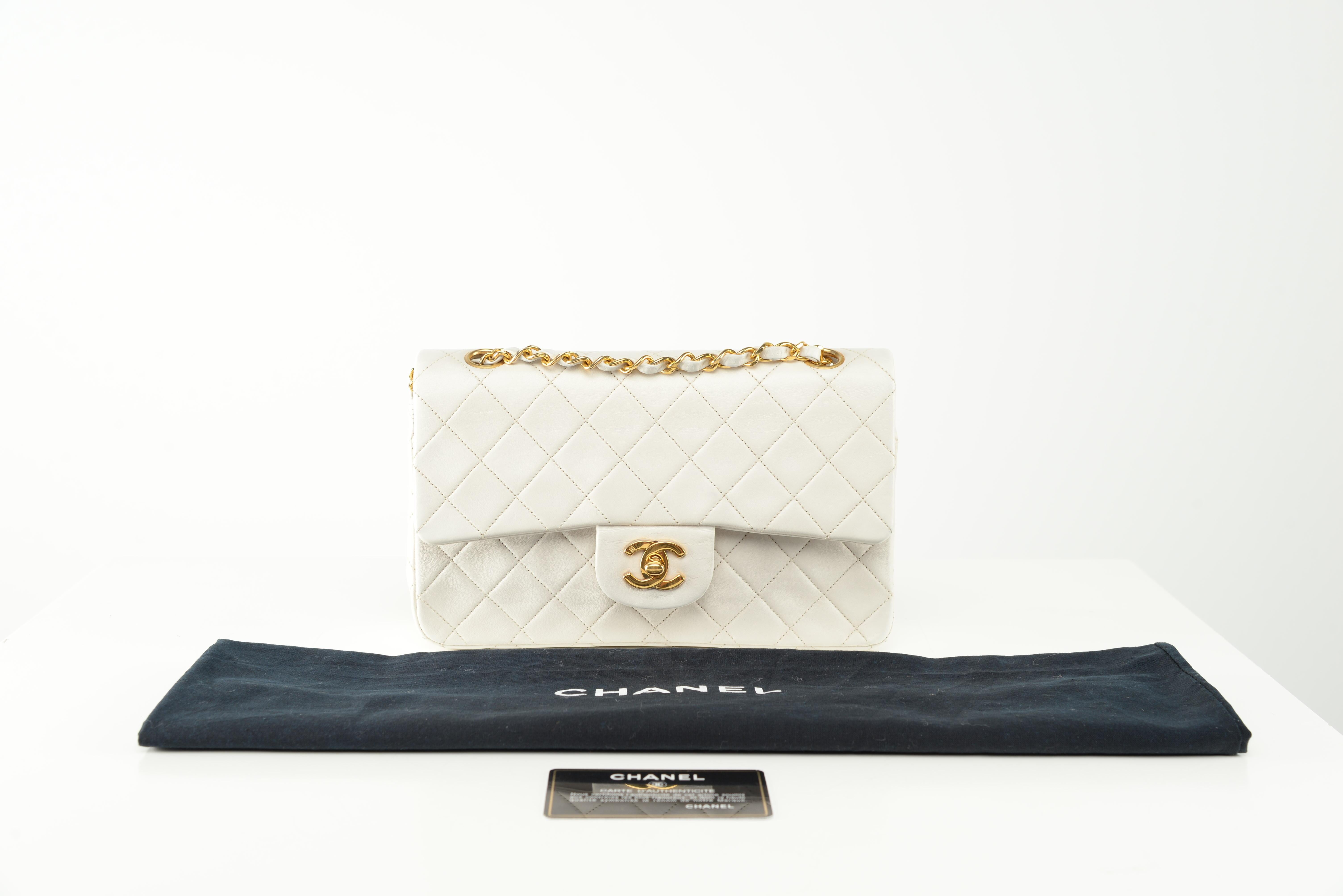 From the collection of SAVINETI we offer this Chanel Classic Flap Small:
-	Brand: Chanel
-	Model: Classic Flap Small
-	Year: 1989-1991
-	Code: 1386799
-	Condition: Good vintage condition
-	Materials: Lambskin leather, 24k gold-plated