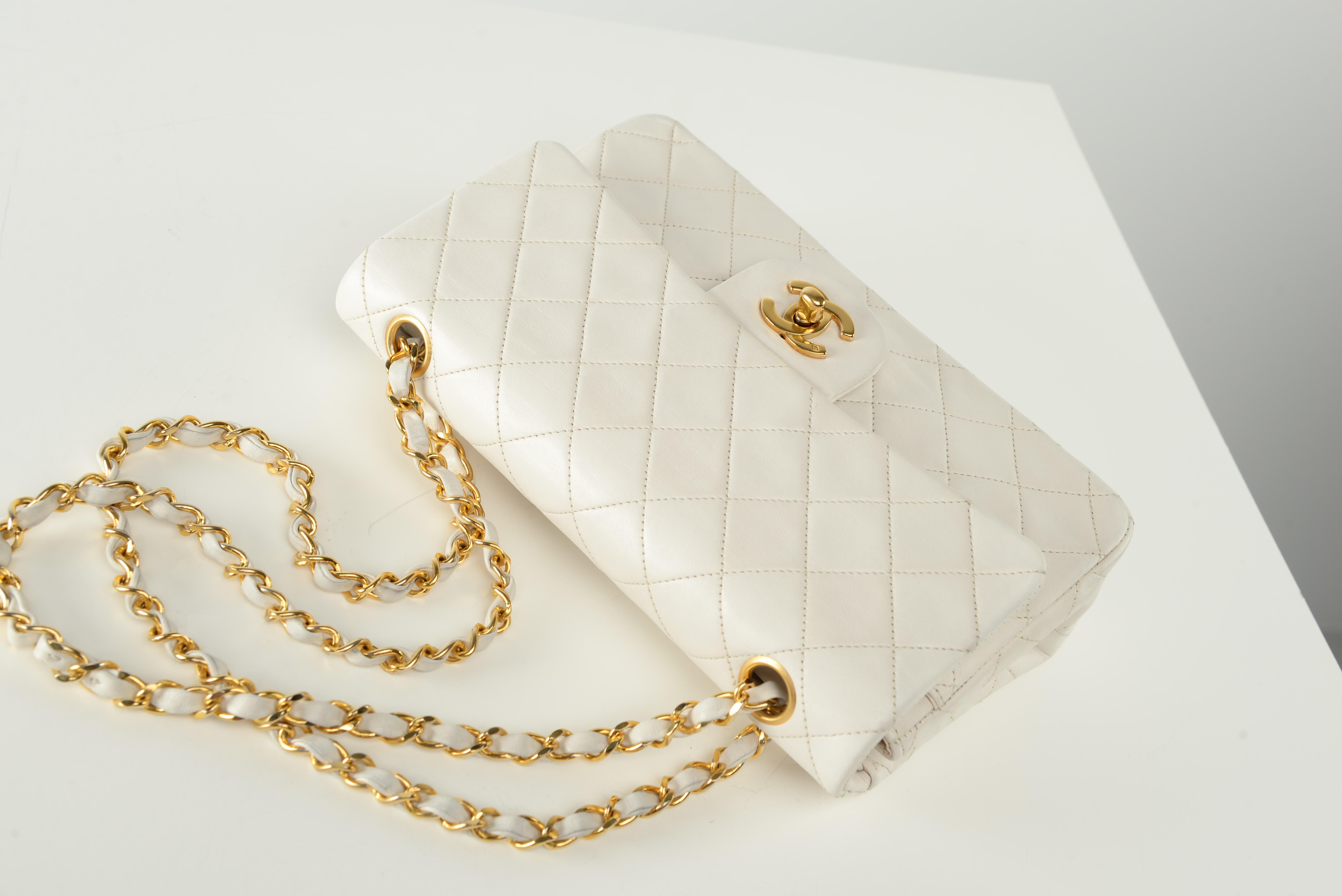Chanel Classic Flap Small White Lambskin Gold Vintage In Good Condition In Roosendaal, NL