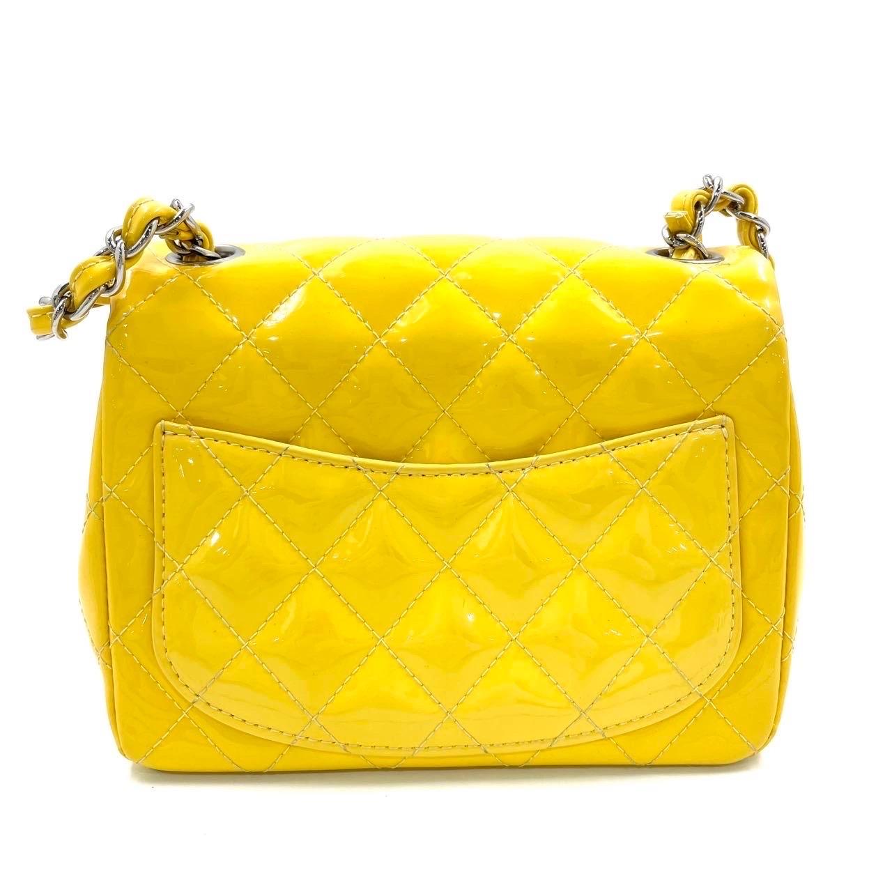 CONDITION: VERY GOOD

This previously owned and used item is in very good condition with little some signs of use. Light scratches to the hardware and leather. Light discoloration. 

DETAILS:

Circa 2014-2015
Series 20
CHANEL
Classic Flap
Patent
