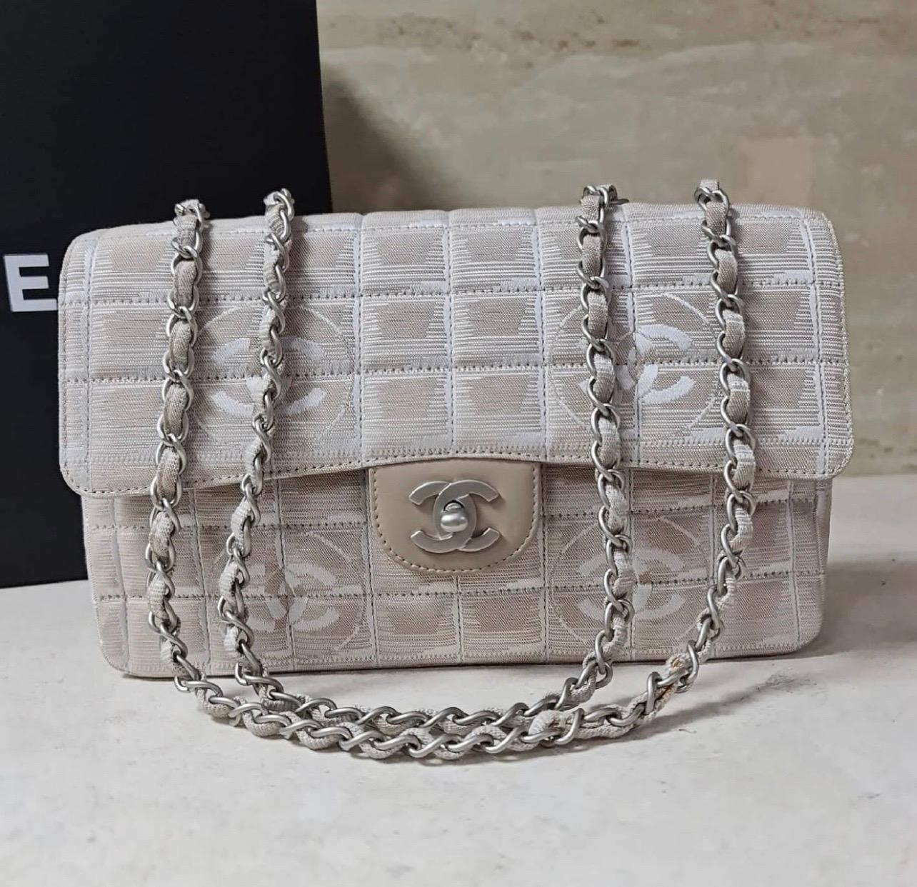 Authentisch, pre-loved Chanel Limited Edition Beige gesteppte Frontklappe Tasche.
Diese luxuriöse Tasche aus gemustertem, gestepptem Canvas verfügt über einen eingewebten Kettenriemen und silberfarbene Hardware-Akzente, die für den Laufsteg geeignet