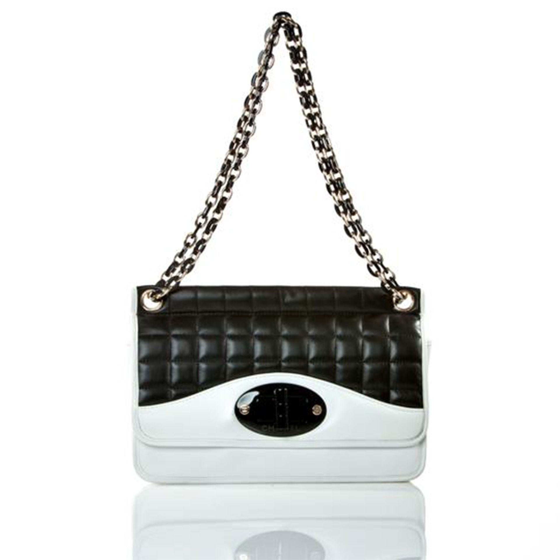 Chanel Classic Flap Two Tone Limited Edition Schwarz-Weiß-Lammfell-Ledertasche im Zustand „Gut“ im Angebot in Miami, FL