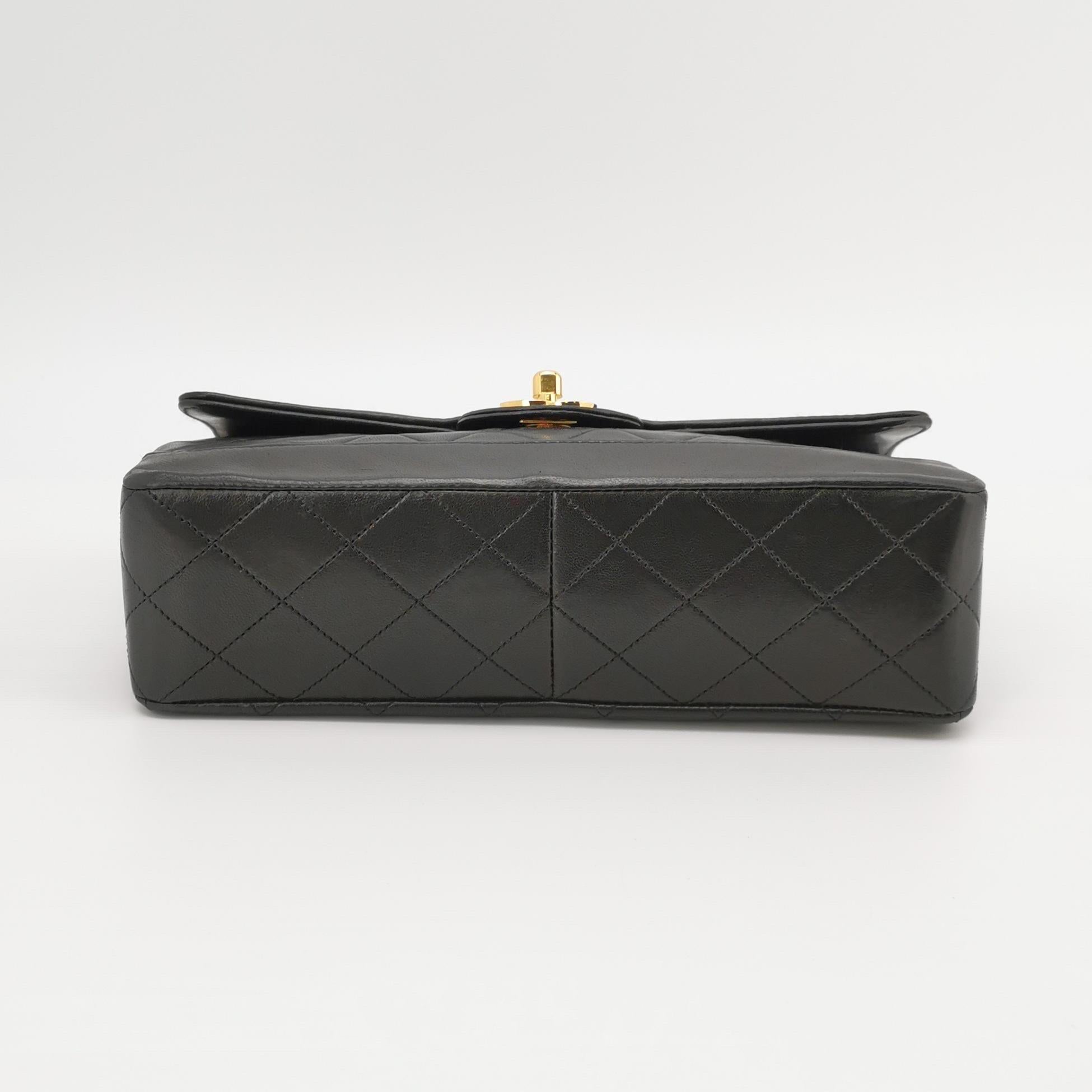 Chanel Classic Flap Vintage 1989 Schwarzes Lammleder mit 24k Gold Hardware im Zustand „Gut“ im Angebot in AUBERVILLIERS, FR