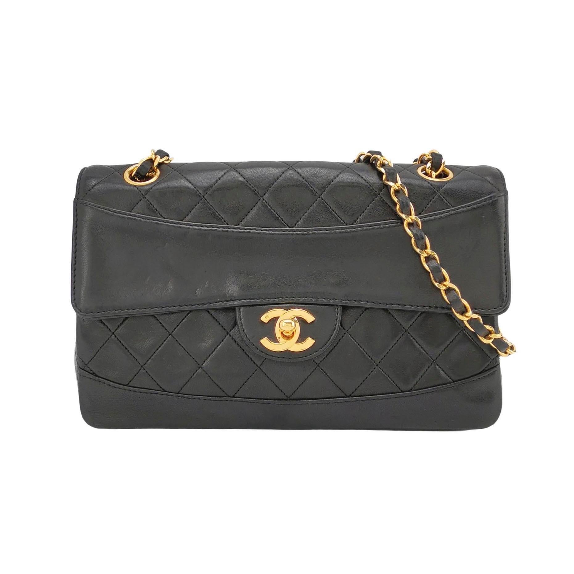 Chanel Classic Flap Vintage 1989 Cuir d'agneau noir avec accessoires en or 24k