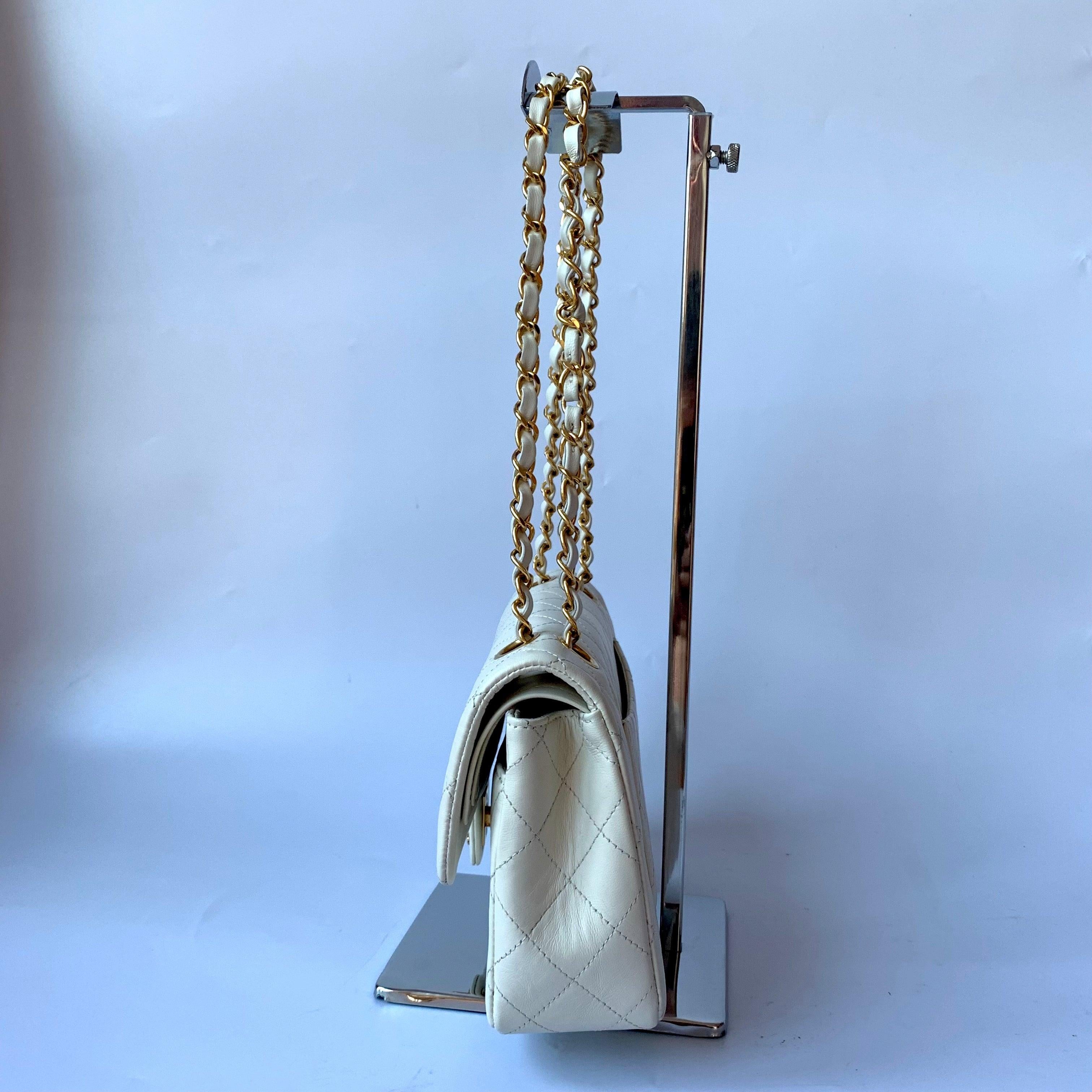 Chanel Classic Flap Vintage 1995 White Lambskin Leather with 24k Gold Hardware In Excellent Condition In AUBERVILLIERS, FR
