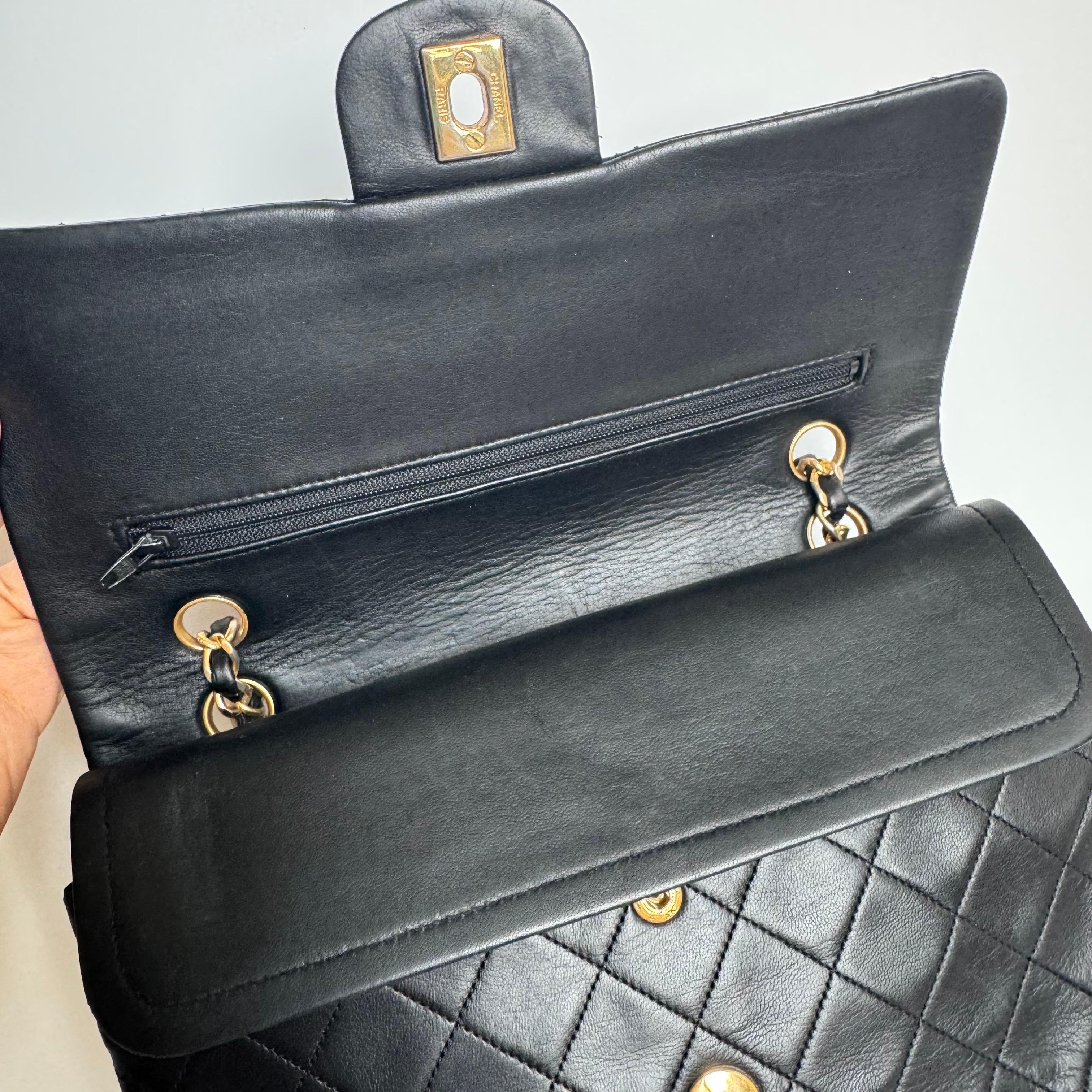 Chanel Classic Flap Vintage Schwarzes Lammfell Leder mit 24k Gold Hardware 1989-1 im Angebot 11