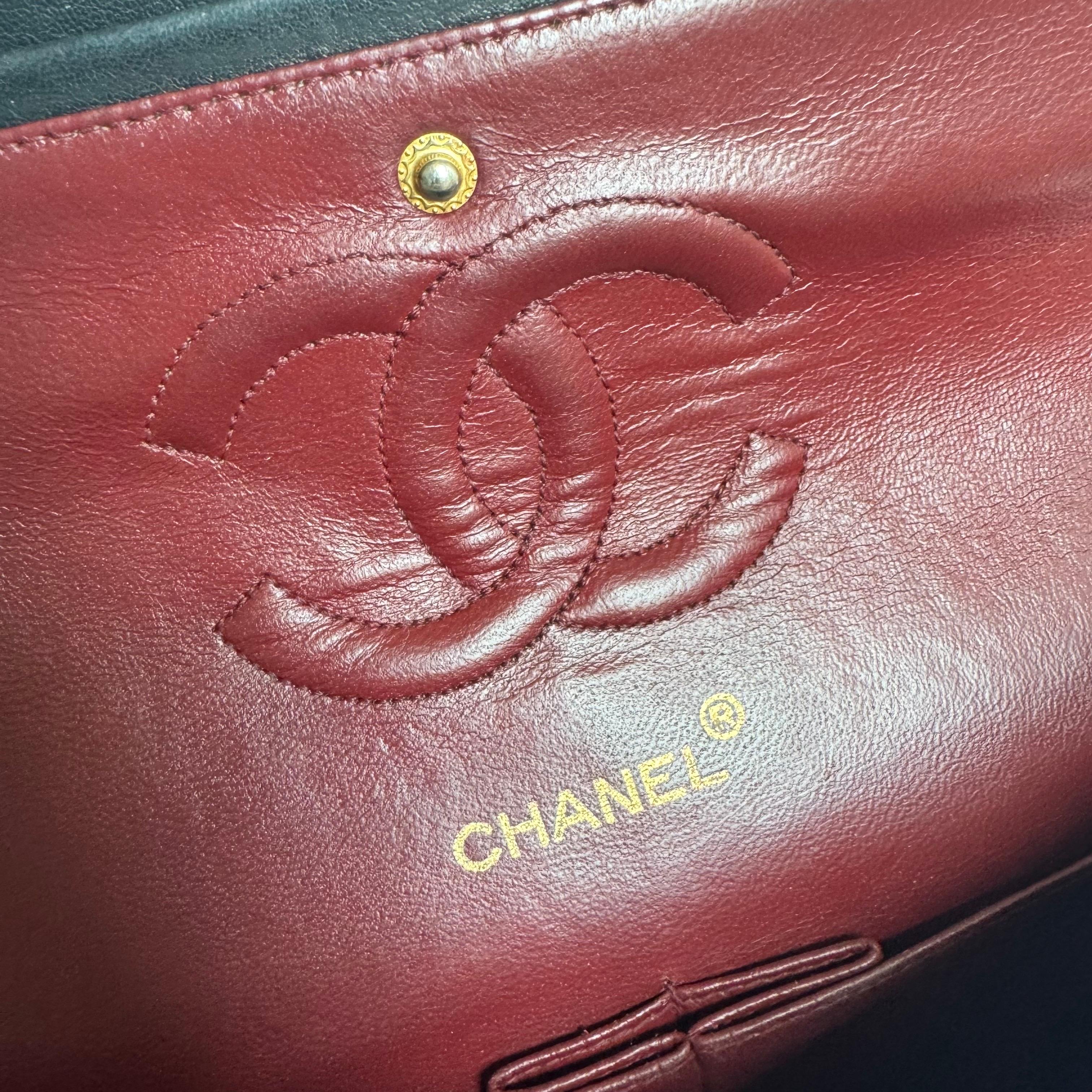 Chanel Classic Flap Vintage Schwarzes Lammfell Leder mit 24k Gold Hardware 1989-1 im Angebot 14