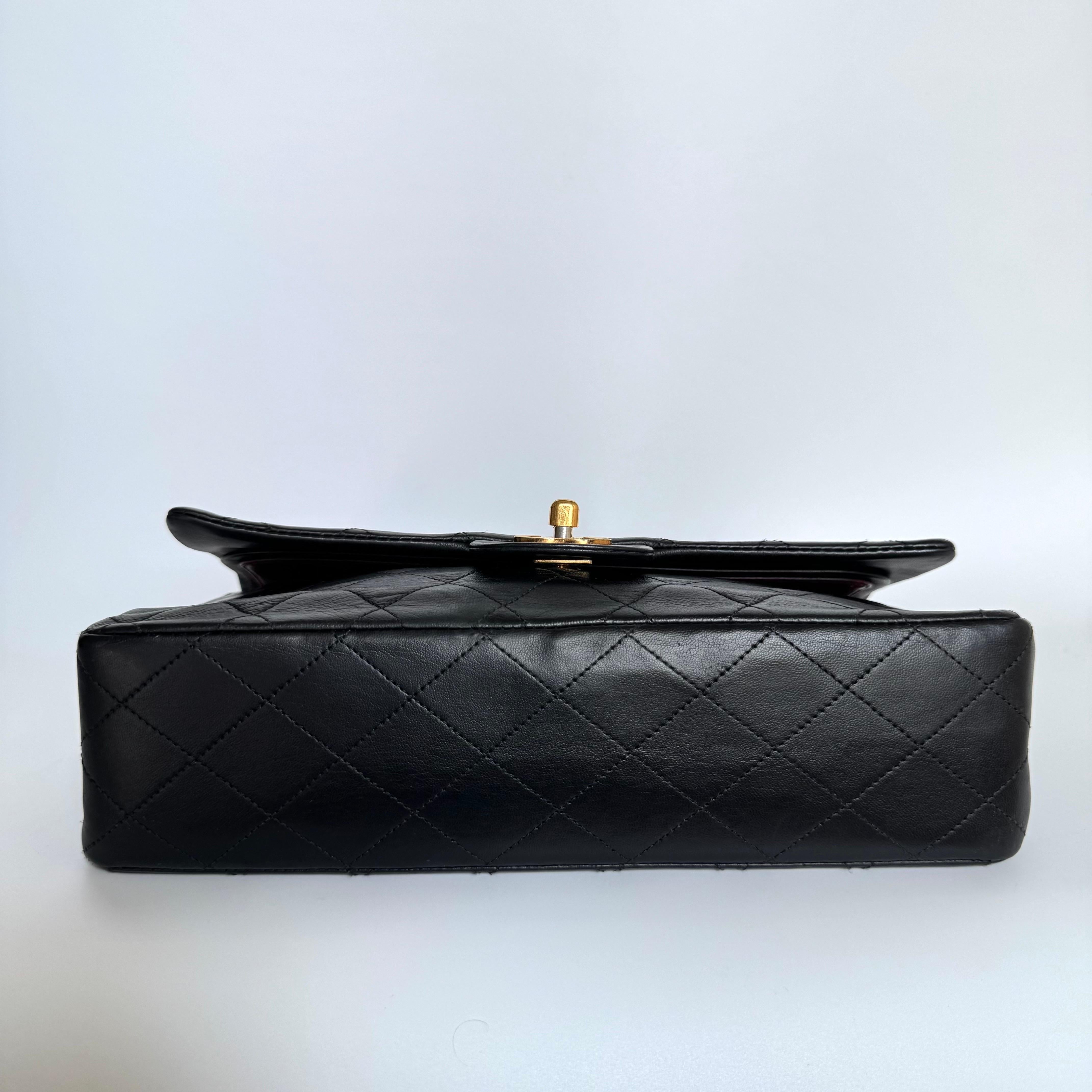 Chanel Classic Flap Vintage Schwarzes Lammfell Leder mit 24k Gold Hardware 1989-1 im Zustand „Gut“ im Angebot in AUBERVILLIERS, FR